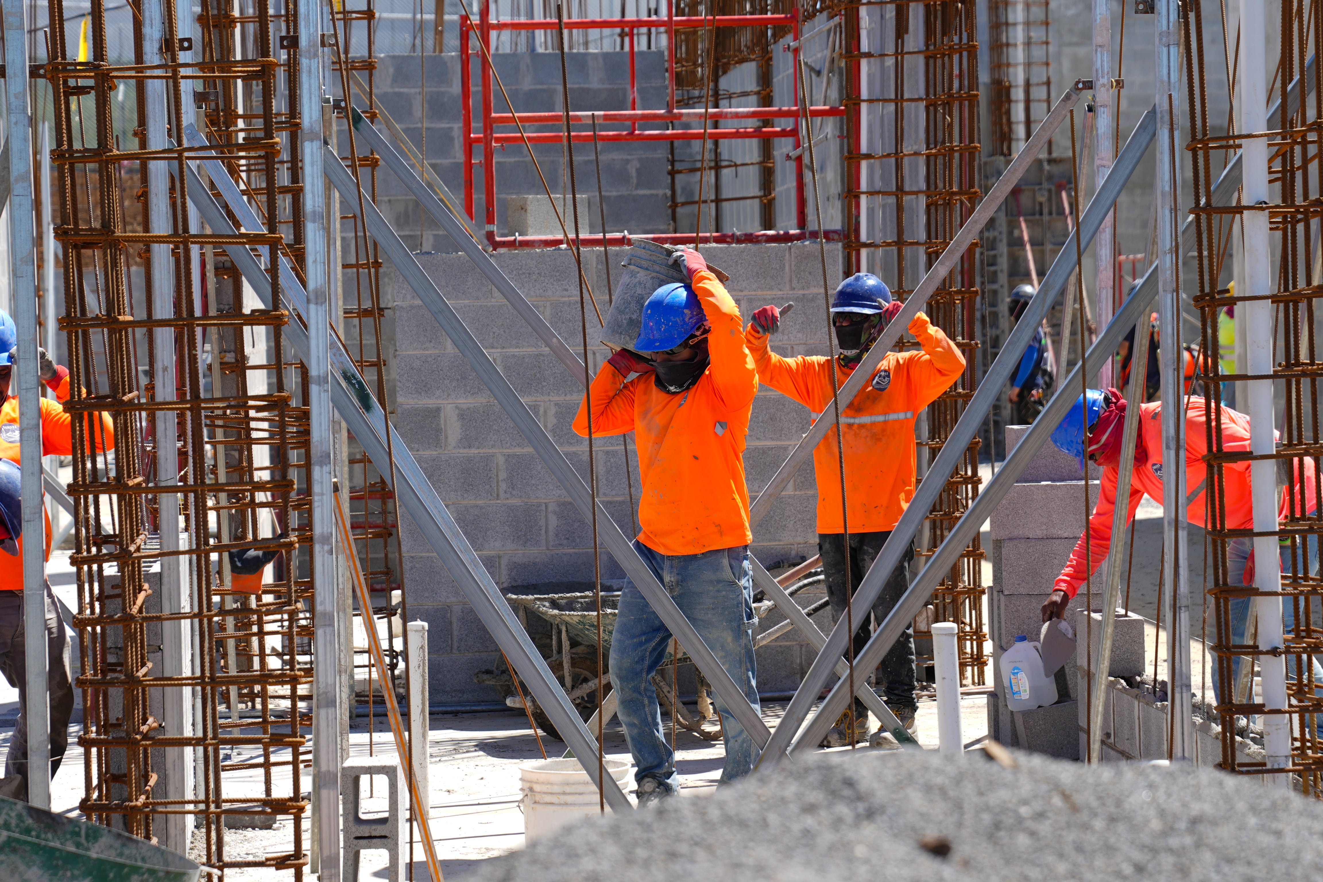 El presidente de la República, Rodrigo Chaves, la presidenta electa, Laura Fernández y los ministros de Justicia y Seguridad, Gerald Campos y Mario Zamora inspeccionaron el avance de obras en el CACCO.