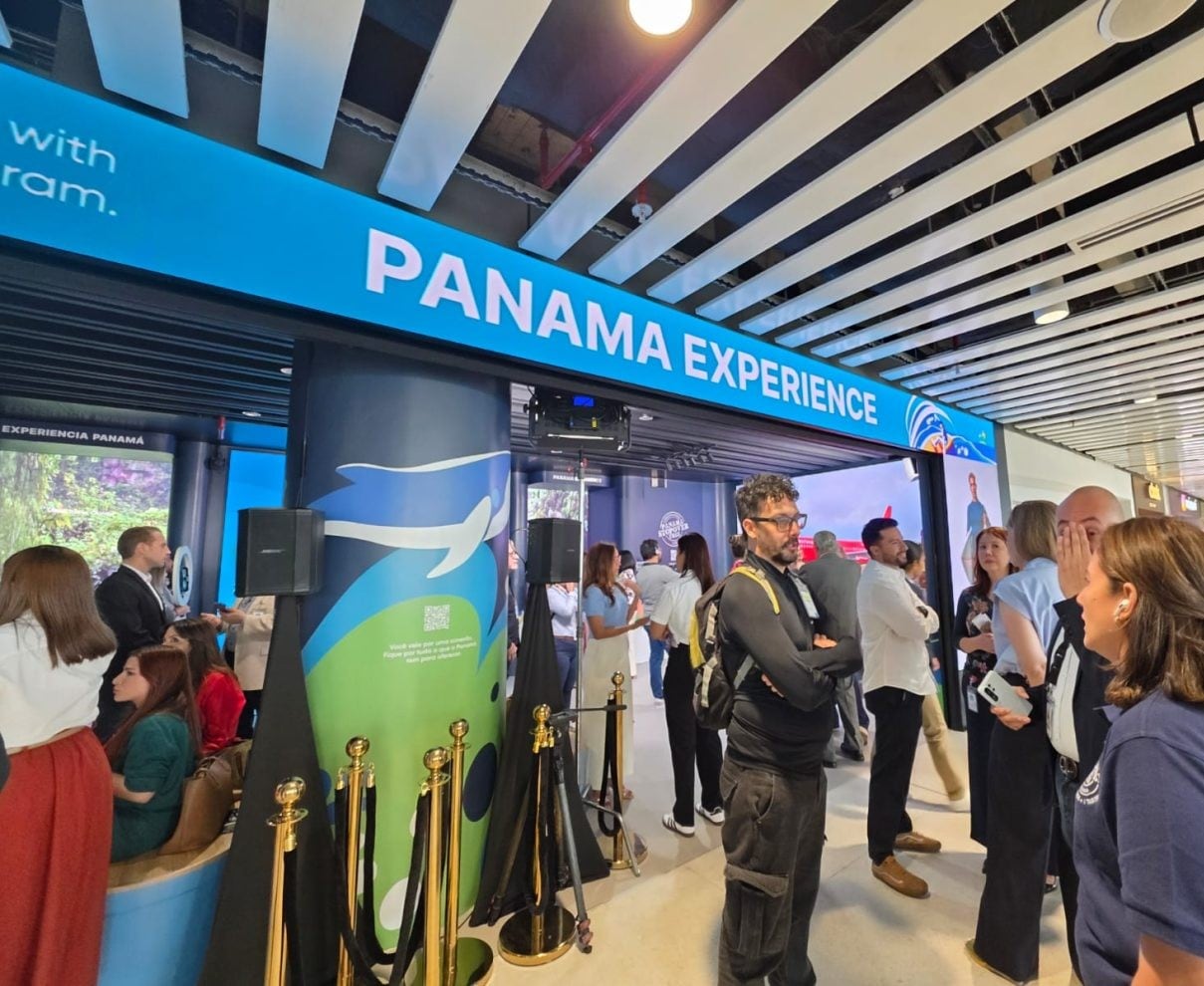 pantalla táctil para planificar un recorrido turístico por Panamá.