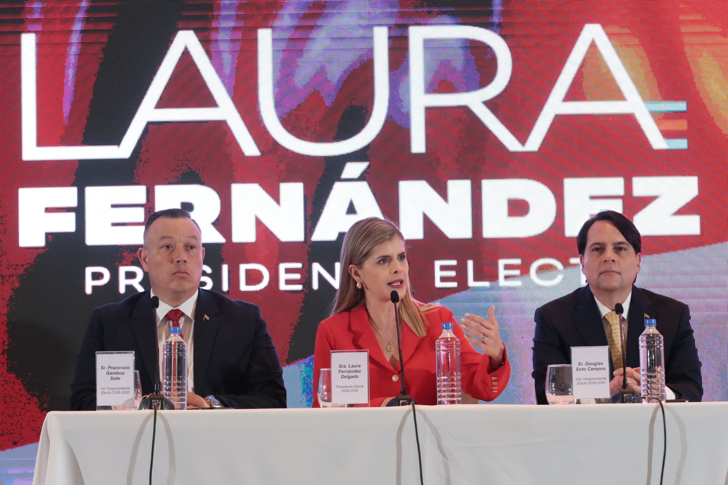 02/02/2026/ La presidente electa Laura Fernández brinda su primera conferencia de prensa junto a su esquivo de gobierno el vicepresidente electo Francisco Gamboa y el 2do vicepresidente electo Douglas Soto en el Holiday Inn AUROLA / Foto John Durán