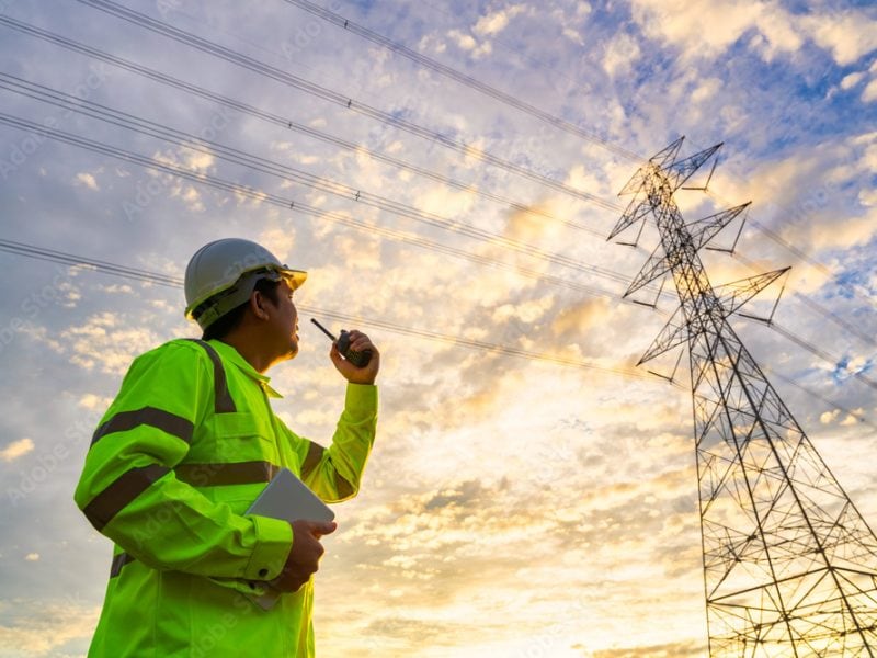 El personal técnico se encuentra diligente revisando los equipos de energía. Su labor es fundamental para asegurar el óptimo funcionamiento de estos sistemas. La atención al detalle en cada revisión garantiza la confiabilidad y seguridad. Agradecemos su dedicación y profesionalismo en esta importante tarea. Su esfuerzo contribuye significativamente a la continuidad de nuestras operaciones.