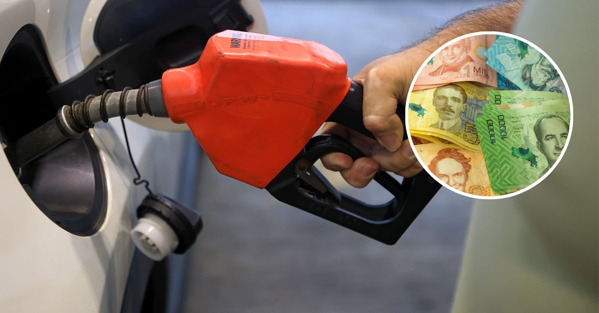 Mano con un dispositivo de llenado de combustible introducido en un vehículo y un recuadro con una imagen de billetes de colones.