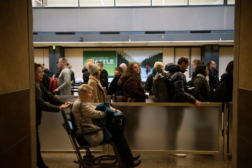 Los pasajeros de las líneas aéreas no lo perciben en su totalidad, pero están siendo manejados por más tecnología