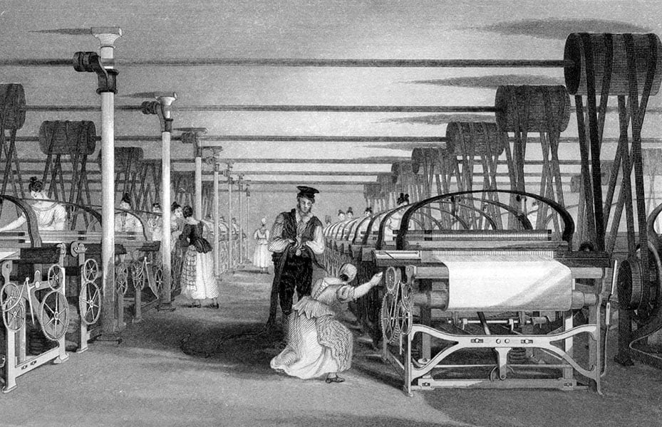 Esta imagen de 1835 muestra una escena de una fábrica textil con mujeres trabajando en telares mecánicos. El auge de la fabricación textil industrial devastó el sustento de los tejedores artesanales.