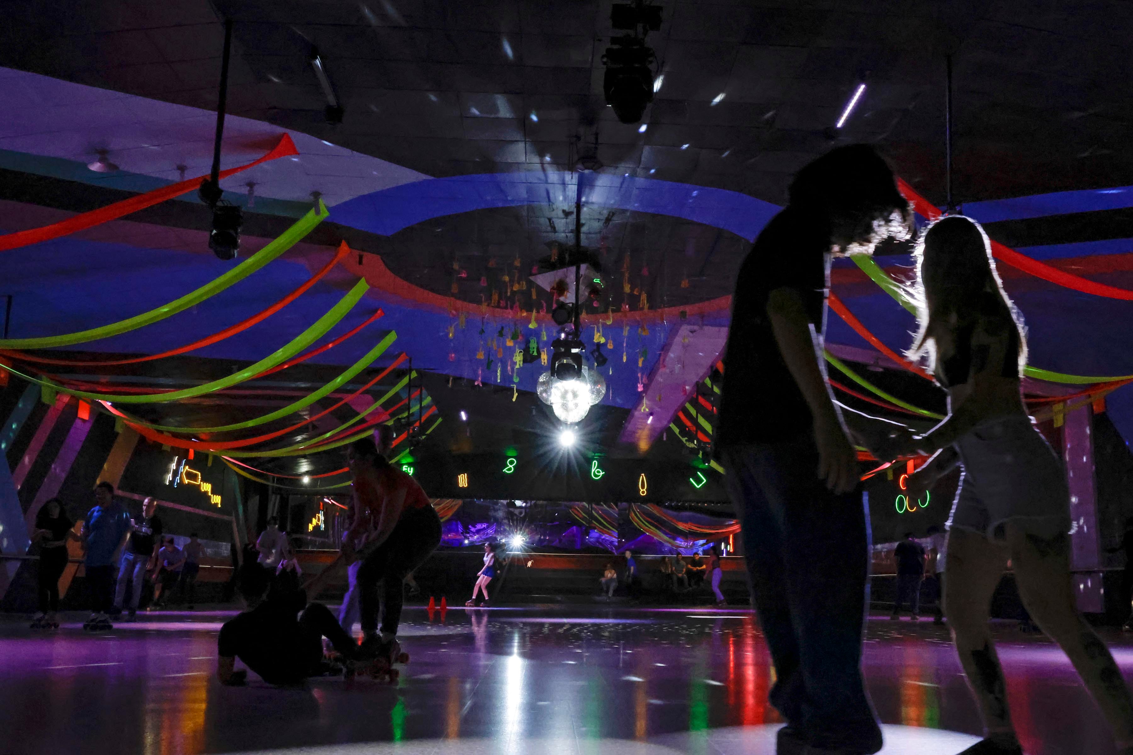 31/08/2023. Salón de Patines Music, San Pedro de Montes de Oca. Hora: 07:00 p.m. Fotografías del Salón de Patines Music, ubicado en San Pedro de Montes de Oca, donde decenas van en la noche a patinar solos o acompañados y a realizar juegos amenizados por el DJ José María Calderón y el animador Manuel Barboza. Fotos: Mayela López