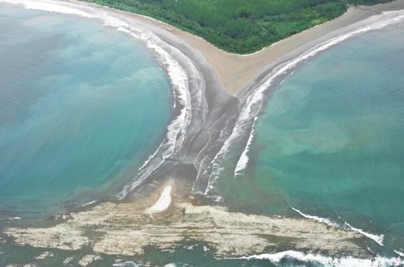 La entrada a la Cola de la Ballena es por el sector Ballena del Parque Nacional Marino Ballena (Foto: Sinac)