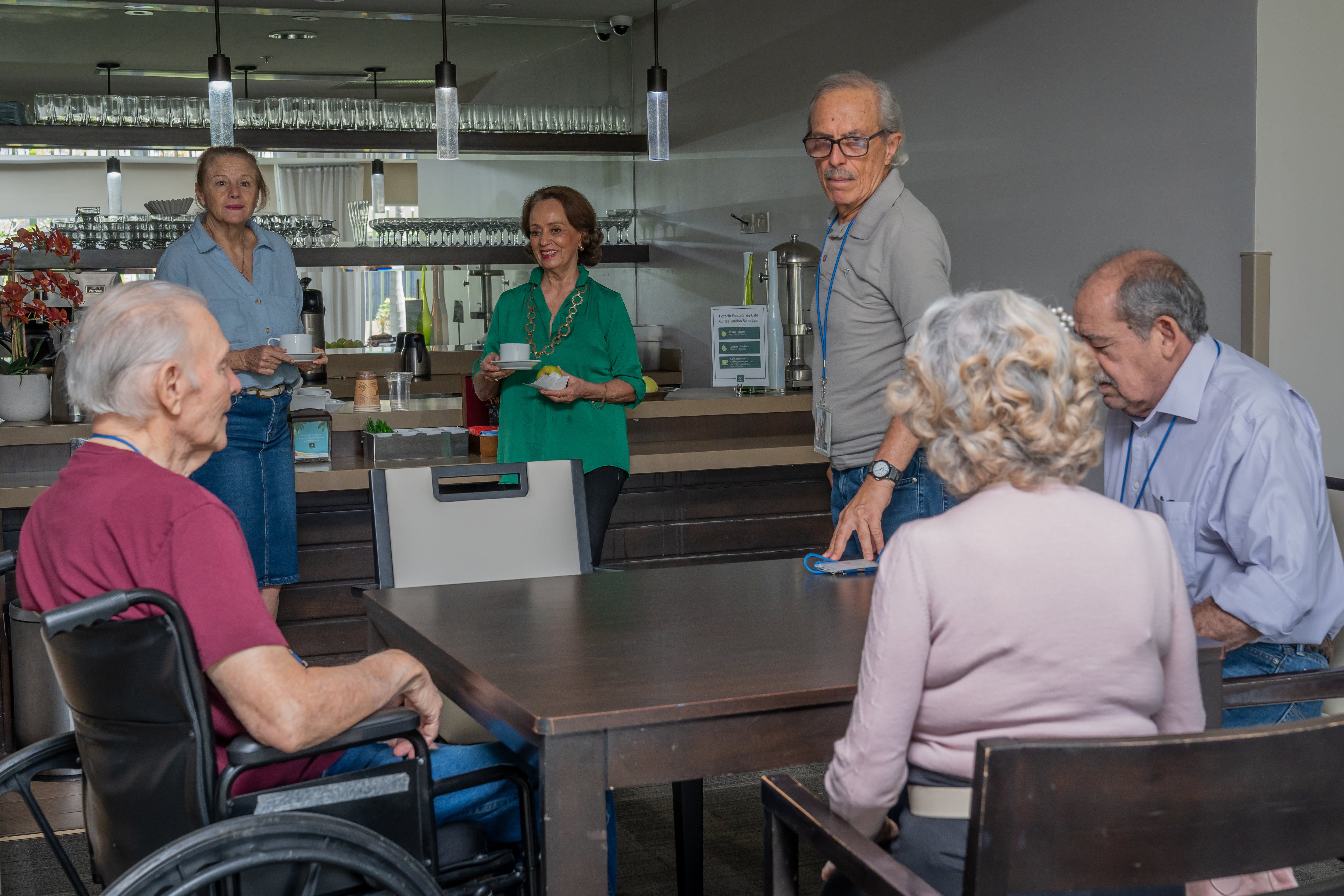 Los Senior Living ofrecen el servicio de comida dentro de sus paquetes mensuales.