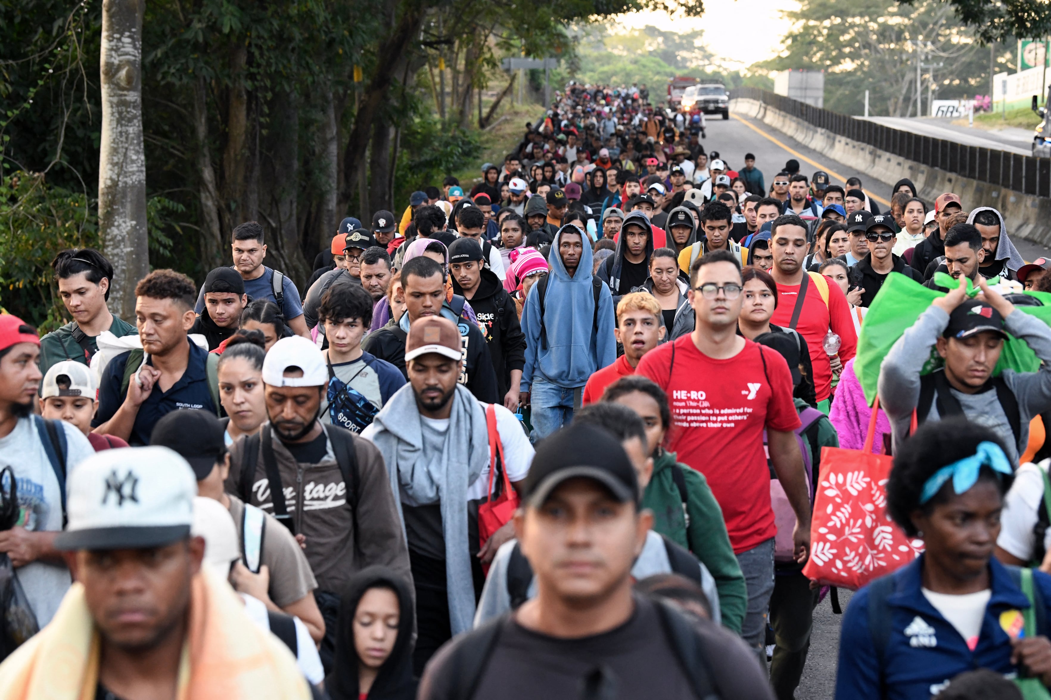 Los migrantes de una caravana en Tapachula, estado de Chiapas, México, marchan en dirección a la frontera con Estados Unidos. Trump reactivó el programa “Quédate en México” para solicitantes de asilo en la frontera.