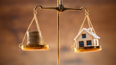 ¿Cómo es el proceso de compra y venta de propiedades que deben seguir los fondos inmobiliarios en Costa Rica?