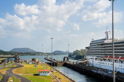 Crucero en las esclusas del canal de Panamá, destacando su importancia como infraestructura clave para el comercio mundial y símbolo de soberanía.