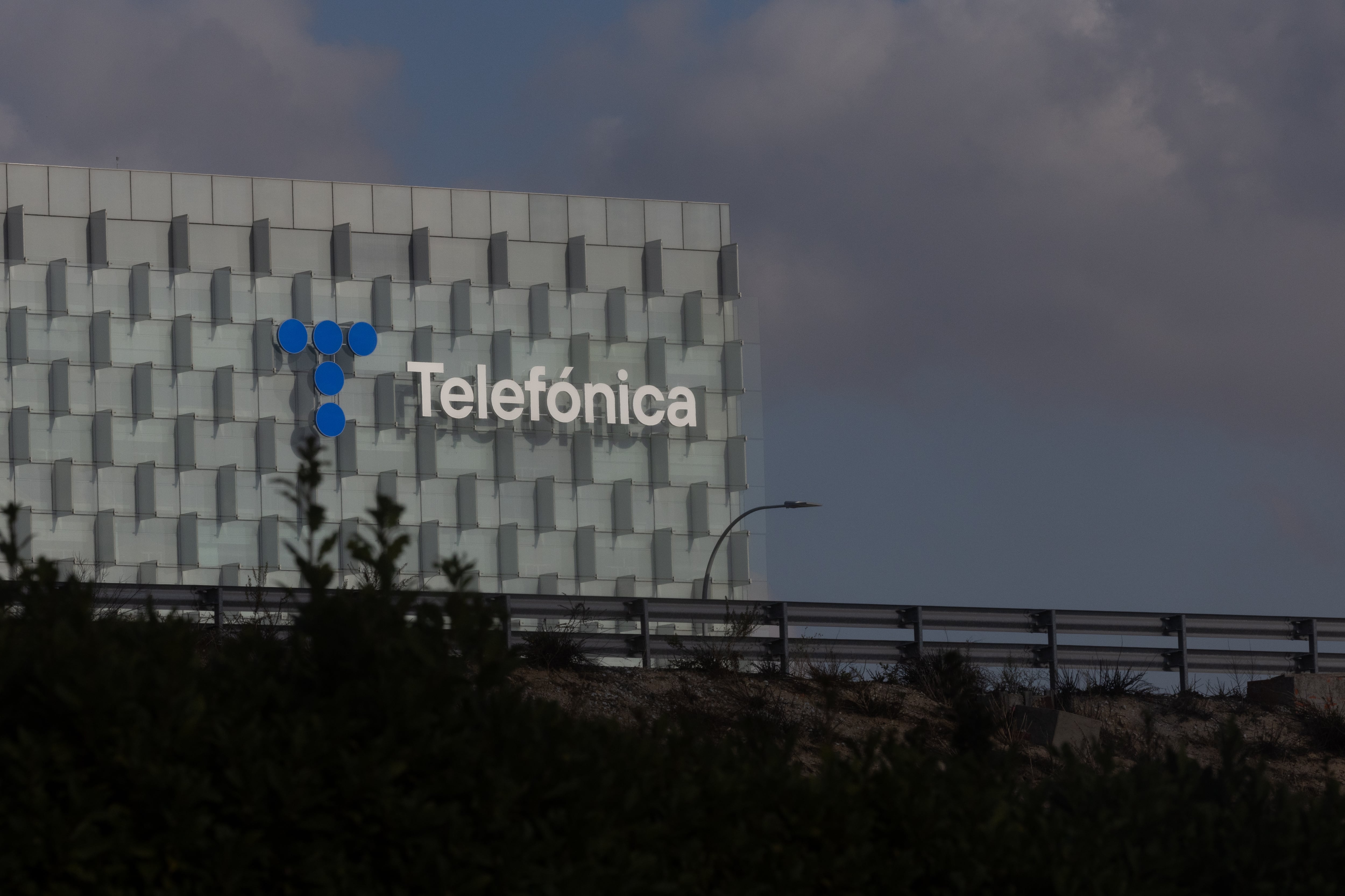 Edificio de la sede de Telefónica en Madrid con su logotipo visible en la fachada.