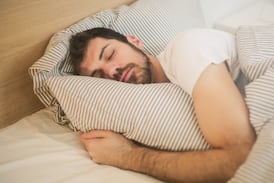 Dormir para tener músculo: cómo el sueño profundo construye tu cuerpo