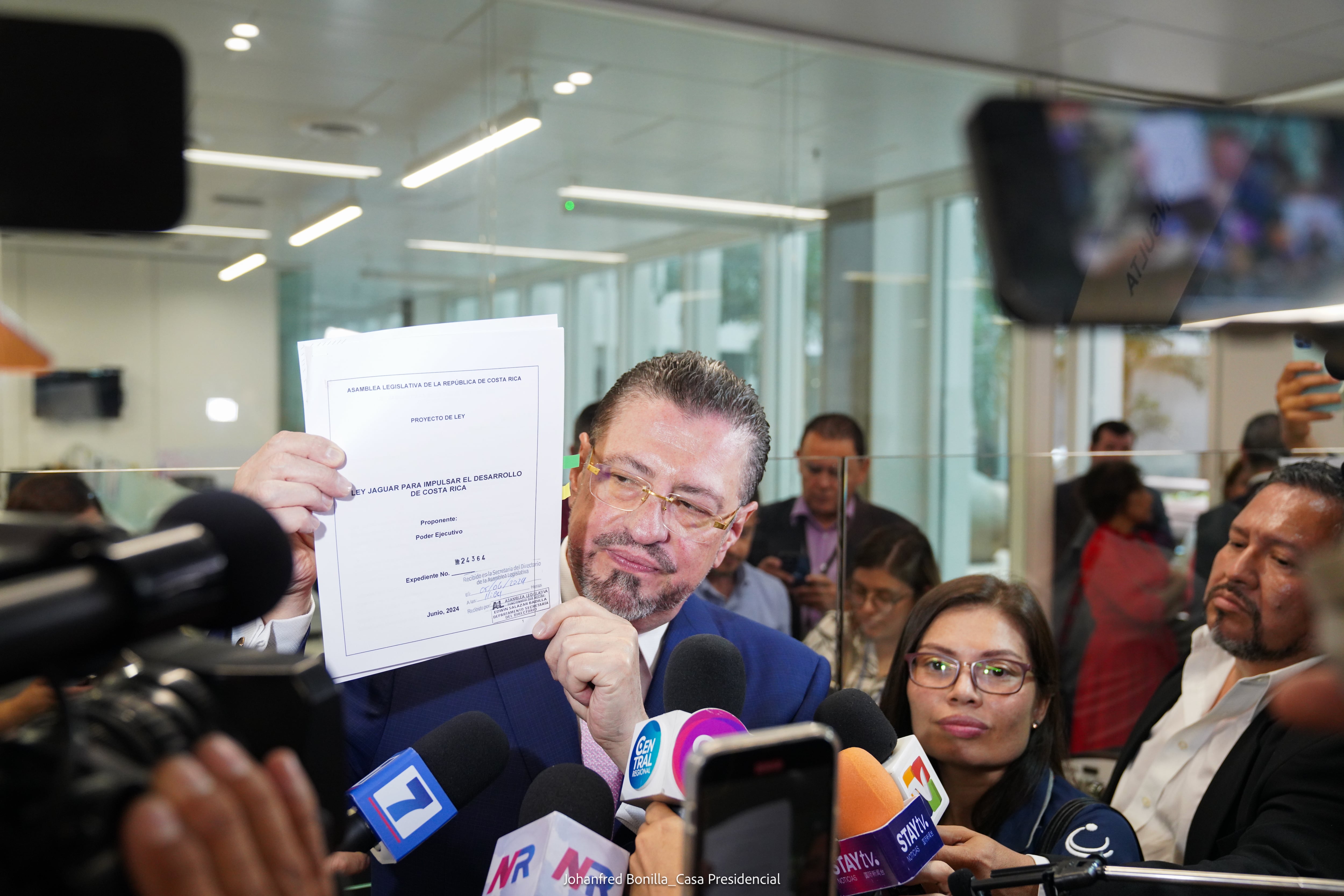 Chaves referendo para debilitar controles en contratación administrativa.