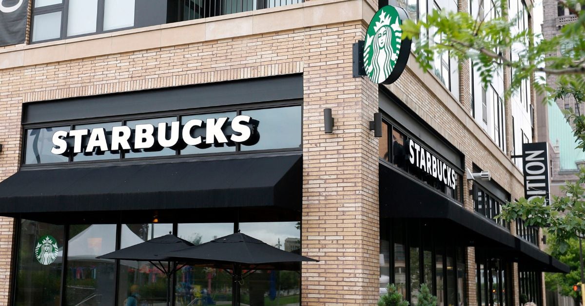 En la imagen un local de Starbucks
