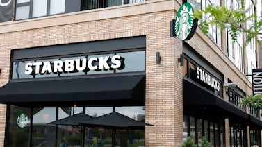 Starbucks tendrá que pagar $50 millones a repartidor que se quemó con un té