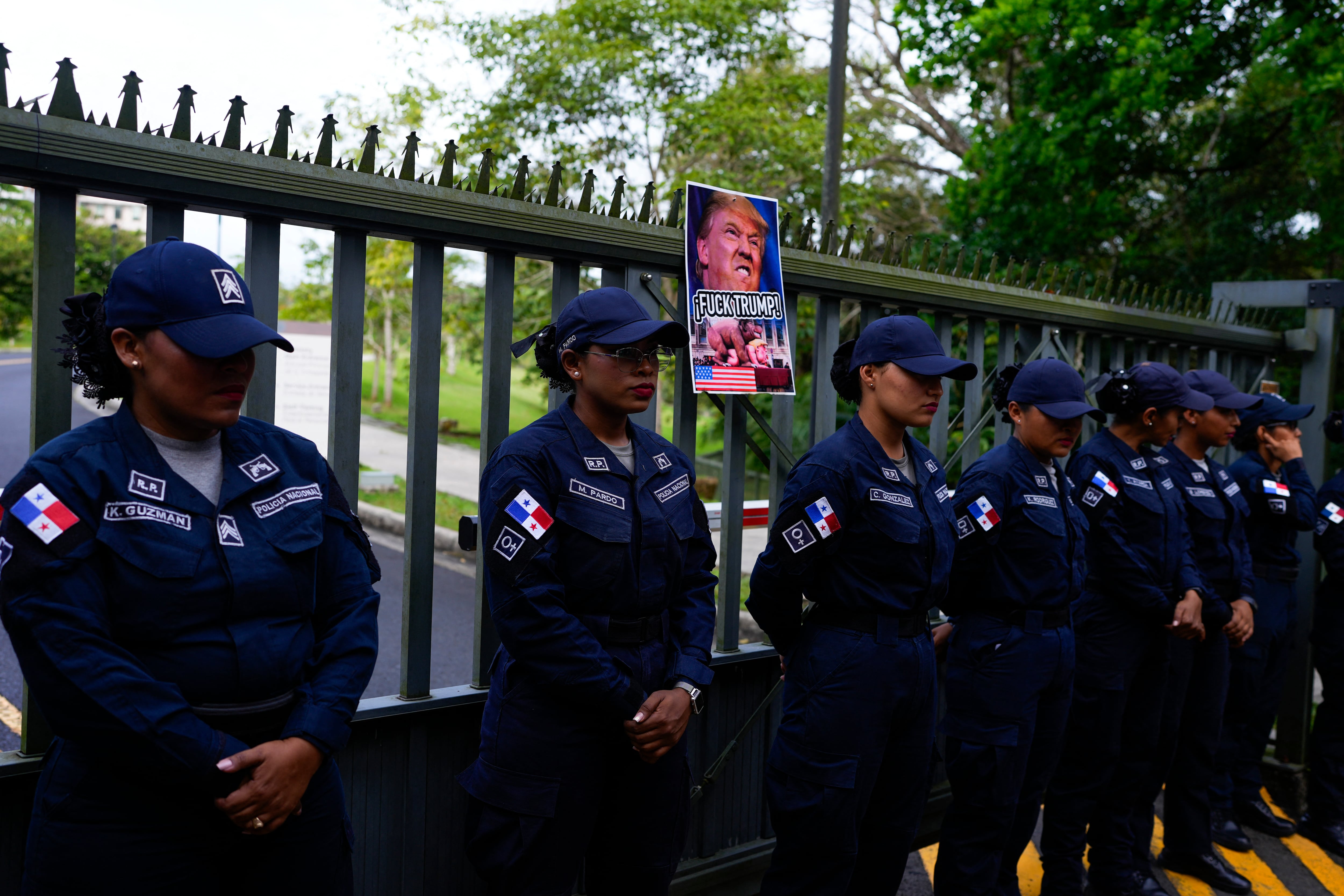La policía hace guardia frente a una imagen del presidente electo de Estados Unidos, Donald Trump, colocada en una valla por manifestantes durante una protesta frente a la embajada de Estados Unidos en la ciudad de Panamá el 24 de diciembre de 2024. El estado del Canal de Panamá no es negociable. El presidente José Raúl Mulino dijo en una declaración el 23 de diciembre firmada junto con ex líderes del país después de las recientes amenazas de Donald Trump de recuperar la vía fluvial artificial. (Foto de ARNULFO FRANCO / AFP)