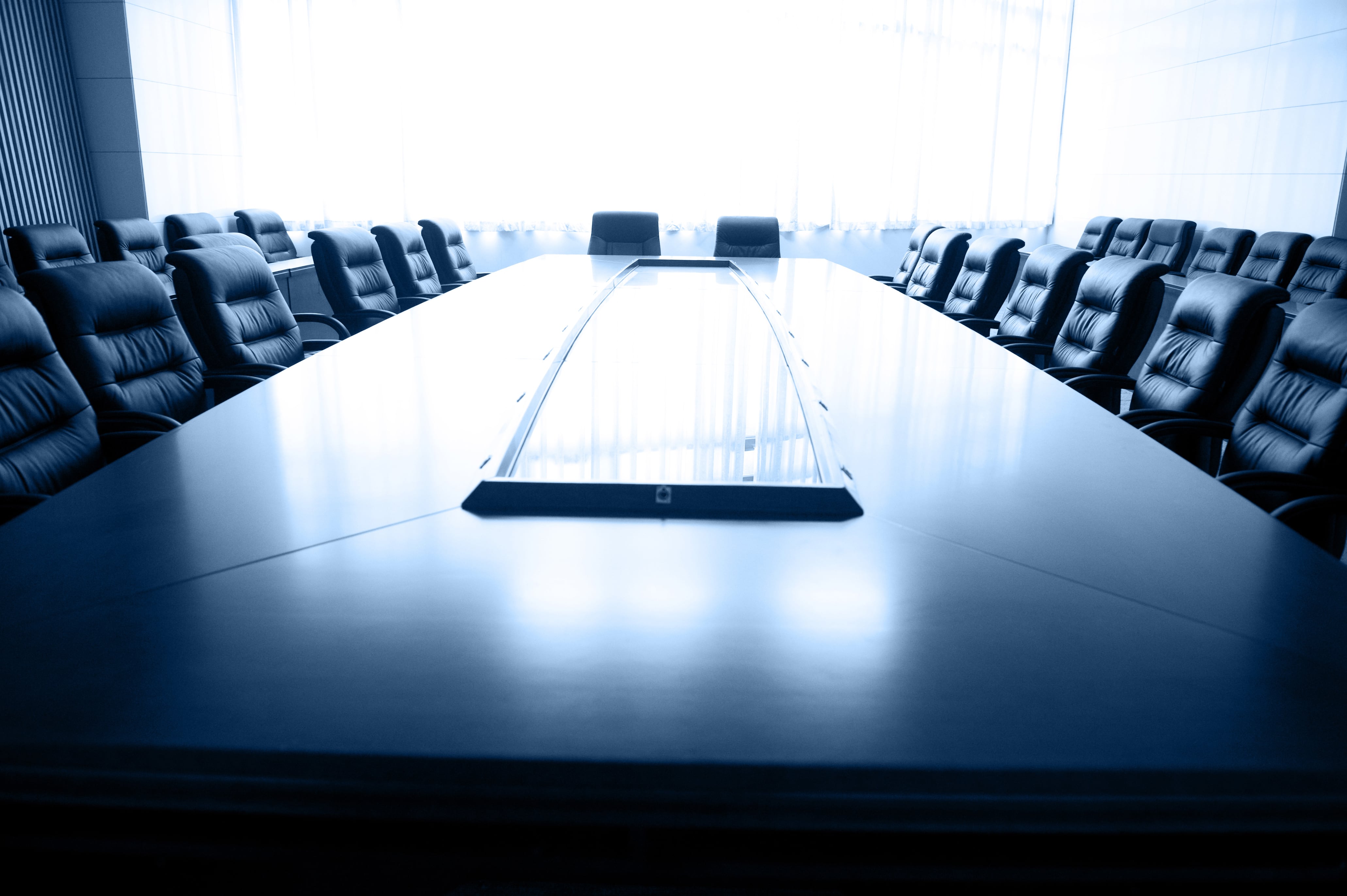 Mesa de una junta directiva o sala de reuniones vacía