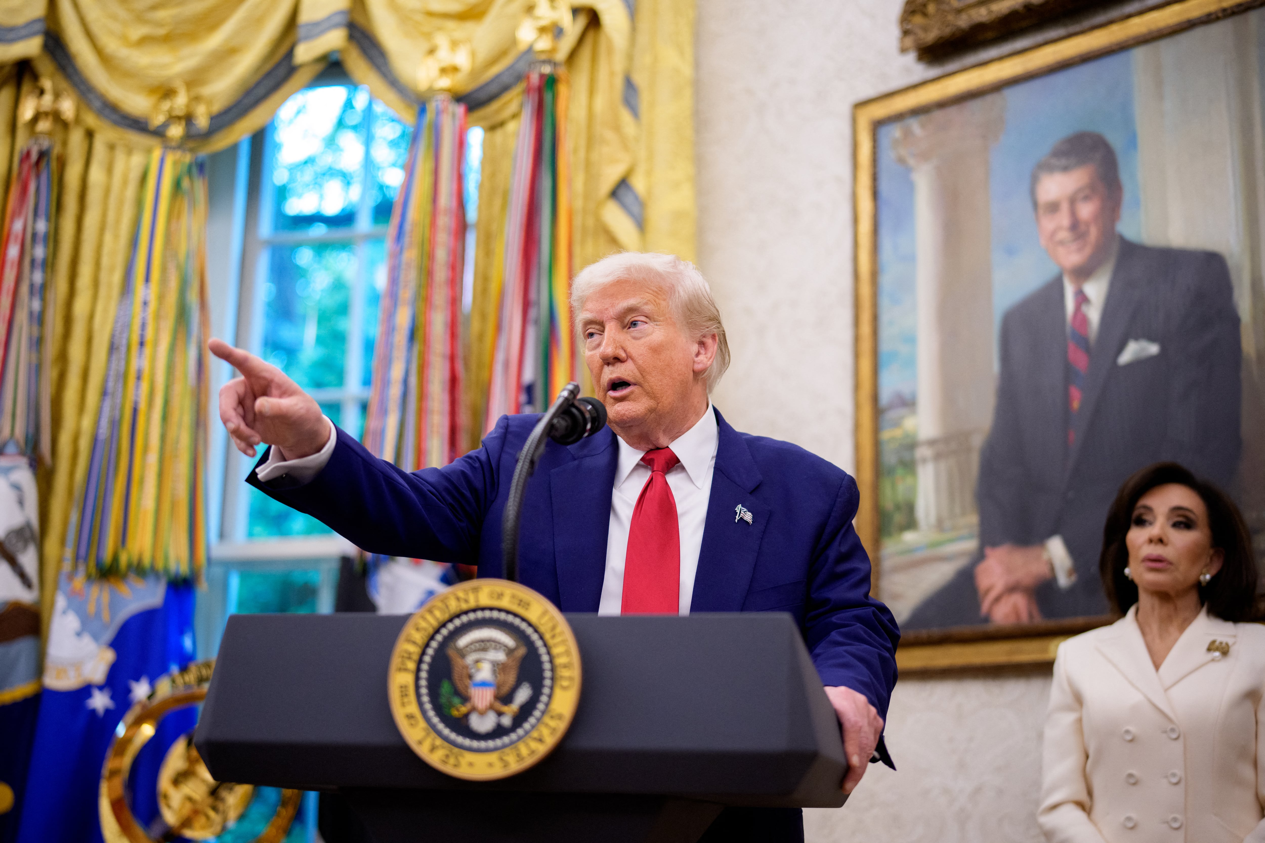 El presidente de Estados Unidos, Donald Trump, responde a una pregunta en la Oficina Oval de la Casa Blanca el miércoles en Washington D. C. Fotografía: