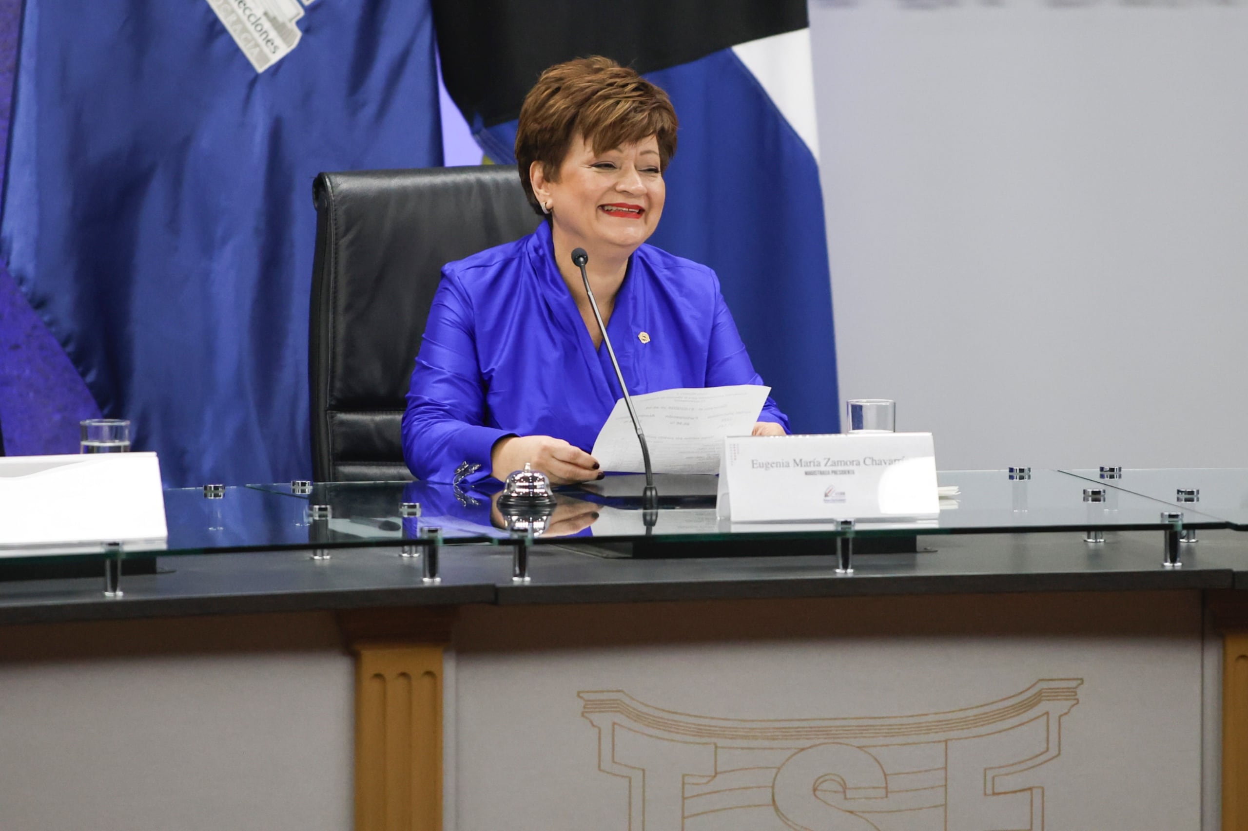 Eugenia Zamora, presidenta del TSE sentada lista para dar los datos