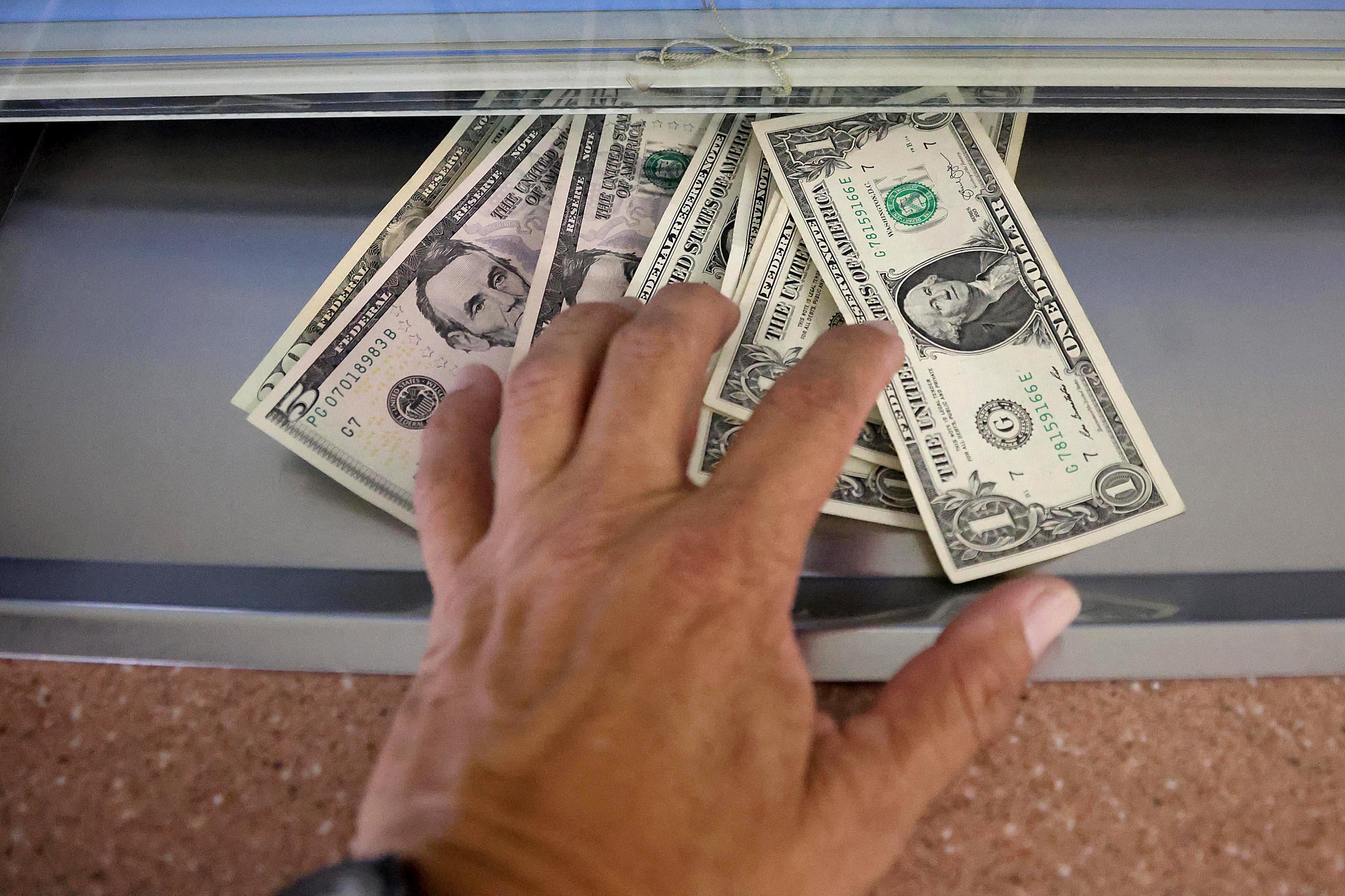 23/04/2024    Fotos de dolares y colones, para notas relacionadas con Tipo de cambio, Cambo de divisas, Dolar vs. colón, Cambio de dolares; Moneda estadounidense, etc. Foto: Rafael Pacheco Granados