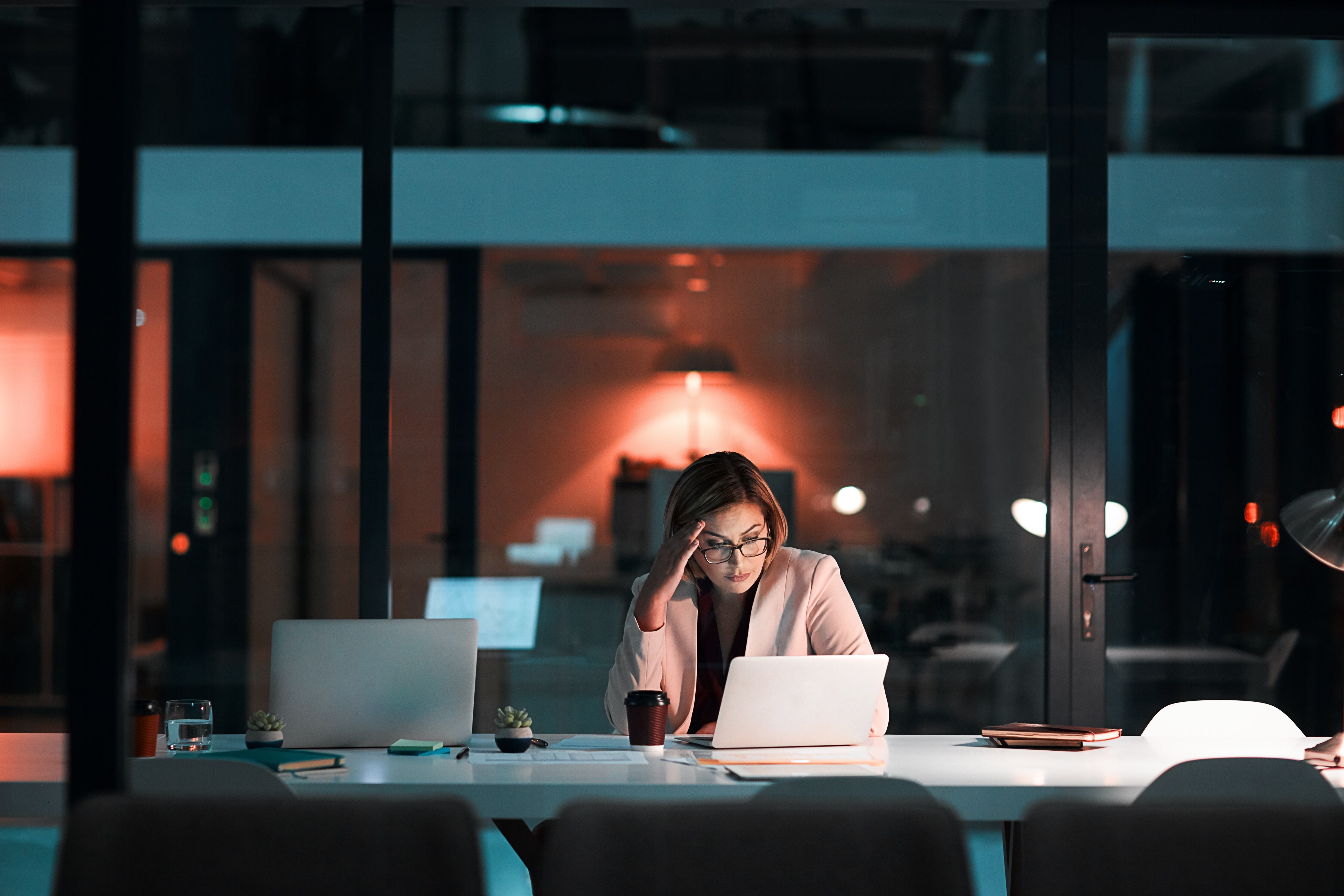 Exceso de trabajo, agotamiento, estrés, vida ocupada, burnout