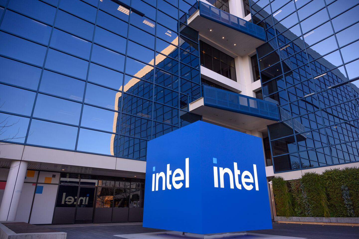 Intel Announces Millionaire Losses, Dismissals Imminent