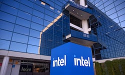 Intel redujo las pérdidas durante el 2025, pero disminuyó sus ingresos y sigue con el pendiente de recuperar el escenario