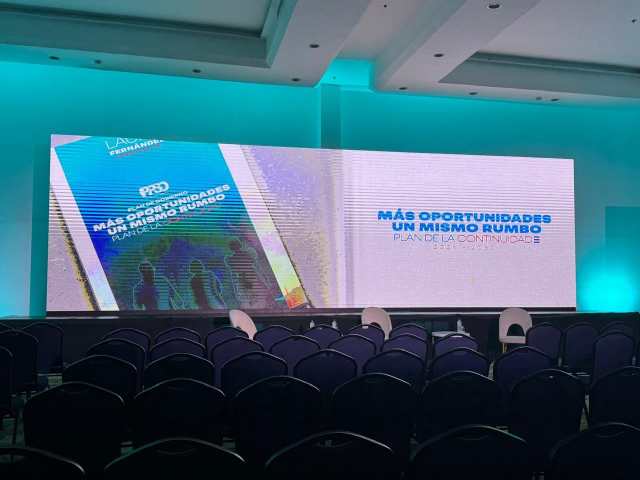 Laura Fernández presentó su plan de gobierno este viernes 17 de octubre. En la imagen se puede ver la portada del documento, con siluetas que asemejan a ella, Pilar Cisneros y Rodrigo Chaves.