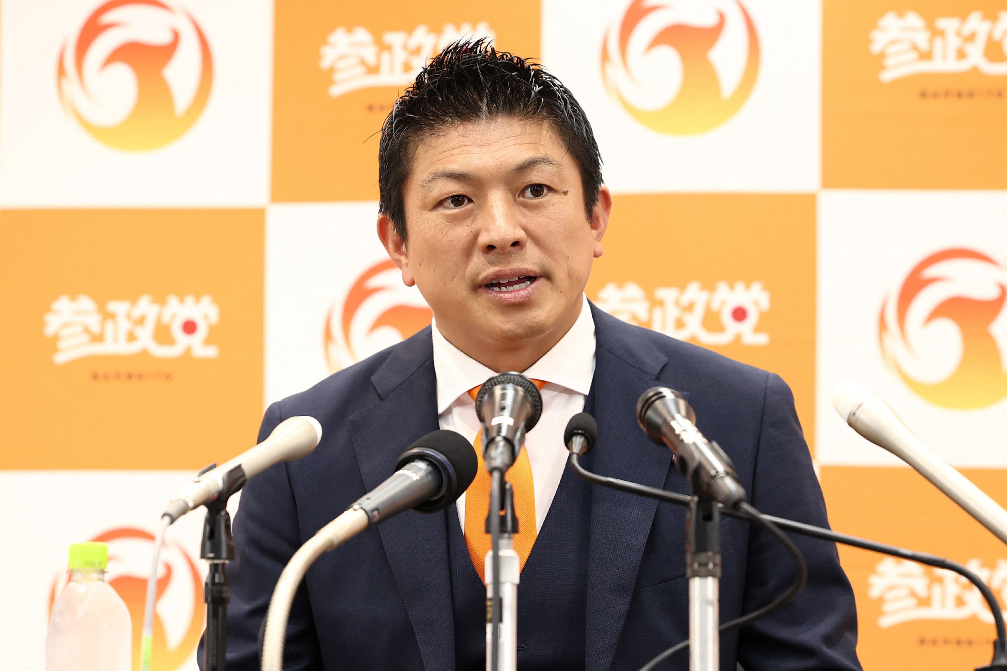 El líder del partido opositor japonés Sanseito, Sohei Kamiya, habla en el centro de recuento de votos en Tokio el 20 de julio de 2025. La coalición gobernante de Japón perdió la mayoría en las elecciones a la cámara alta del 20 de julio, según proyectaron medios locales, en un resultado desastroso para el primer ministro Shigeru Ishiba. El Partido Liberal Democrático (PLD) de Ishiba y su socio Komeito obtuvieron alrededor de 41 de los 125 escaños en disputa, menos de los 50 necesarios para mantener la mayoría, informaron canales de televisión locales. Se proyecta que el partido populista Sanseito haya logrado un sólido avance. (Foto de JIJI PRESS / AFP) / JAPAN OUT