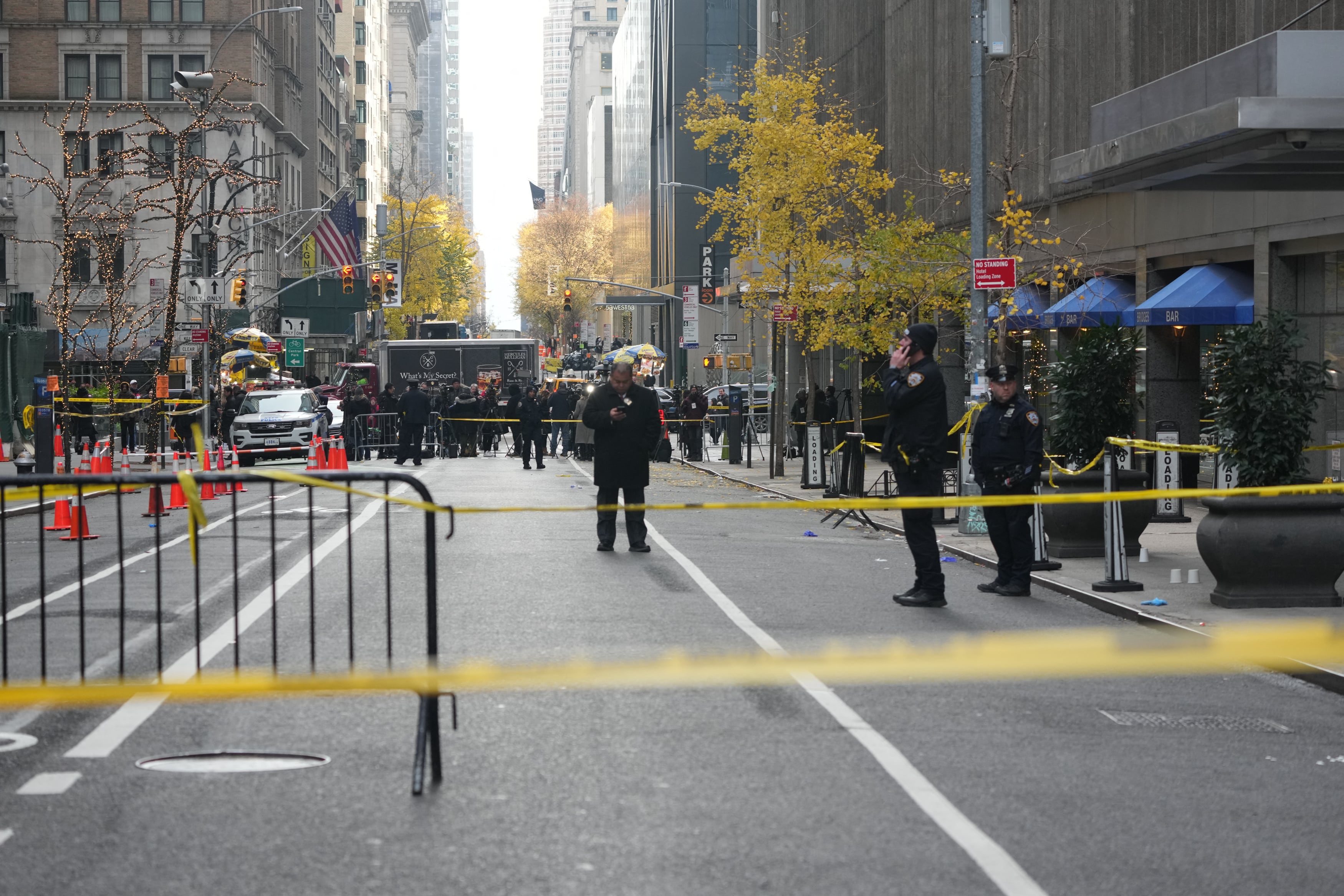 Agentes de policía y barreras de seguridad en una calle de Nueva York tras el asesinato del CEO de UnitedHealthcare.