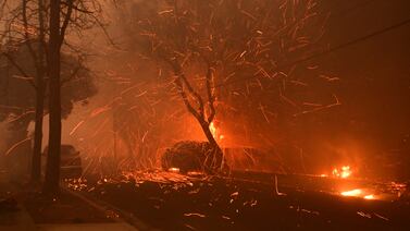 Vientos “fuertes y peligrosos” amenazan con extender los incendios en Los Ángeles