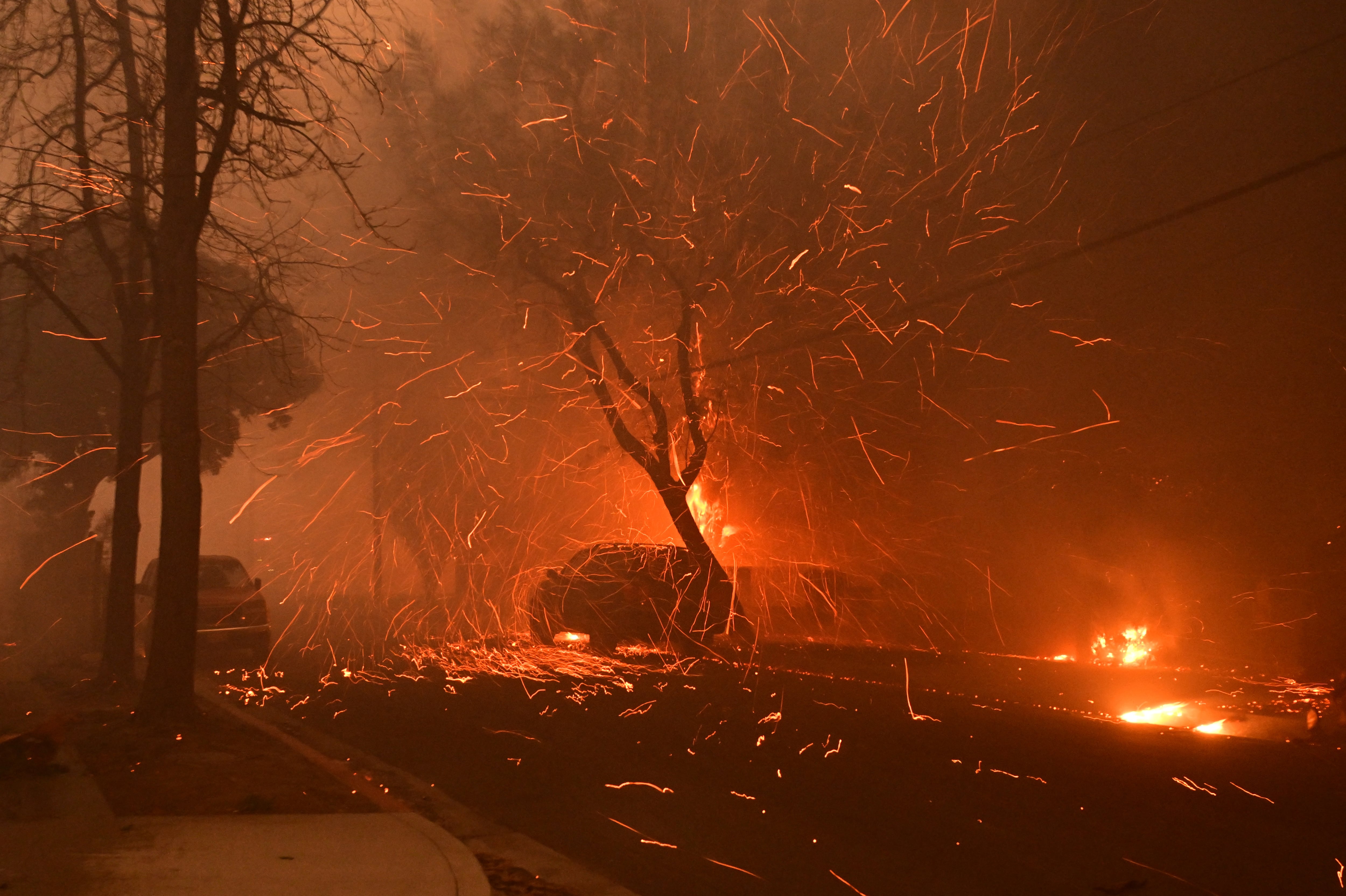 Los incendios forestales en Los Ángeles causaron 5 muertos, 1.500 edificaciones destruidas y evacuaciones masivas .