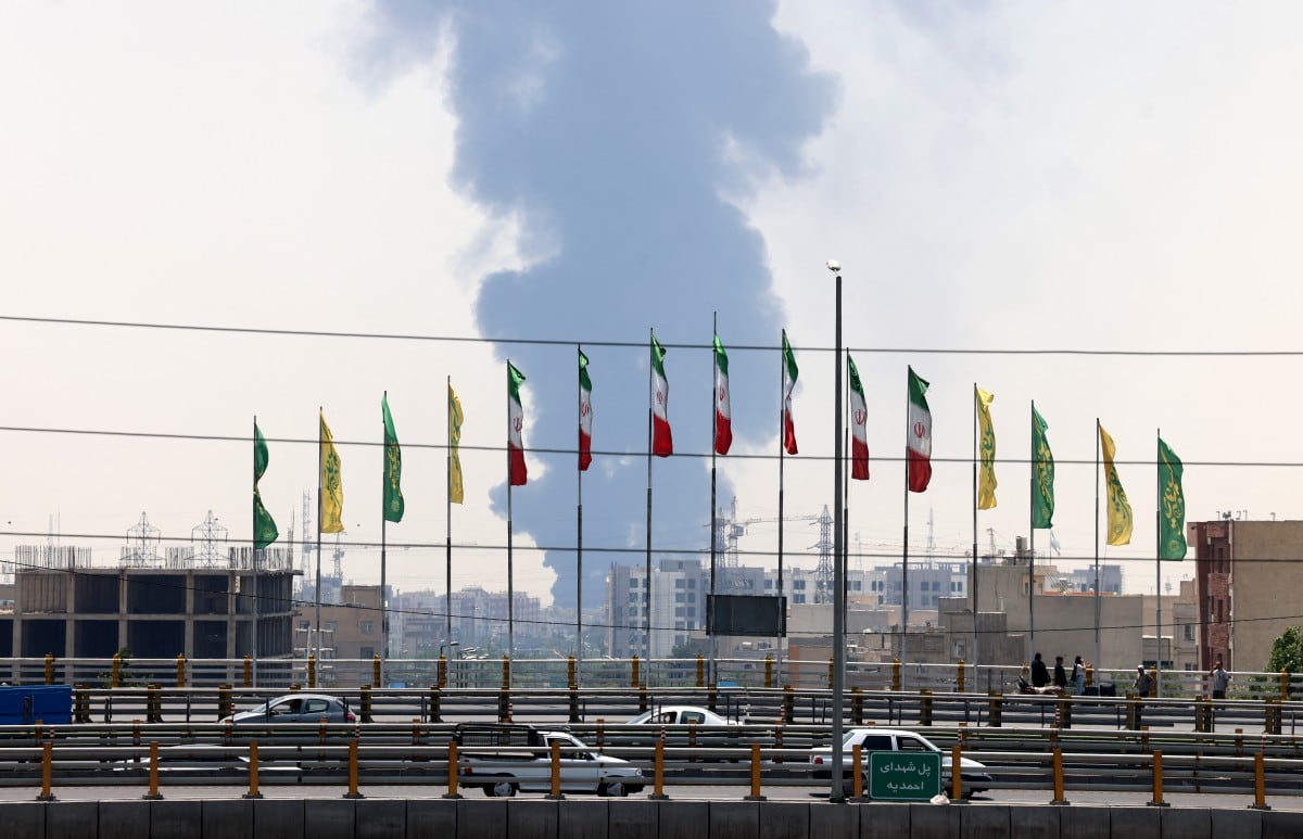 Irán disparó una nueva andanada de misiles contra Israel, anunció la televisión estatal la madrugada del 15 de junio, mientras los rivales intercambiaban disparos por tercer día consecutivo.