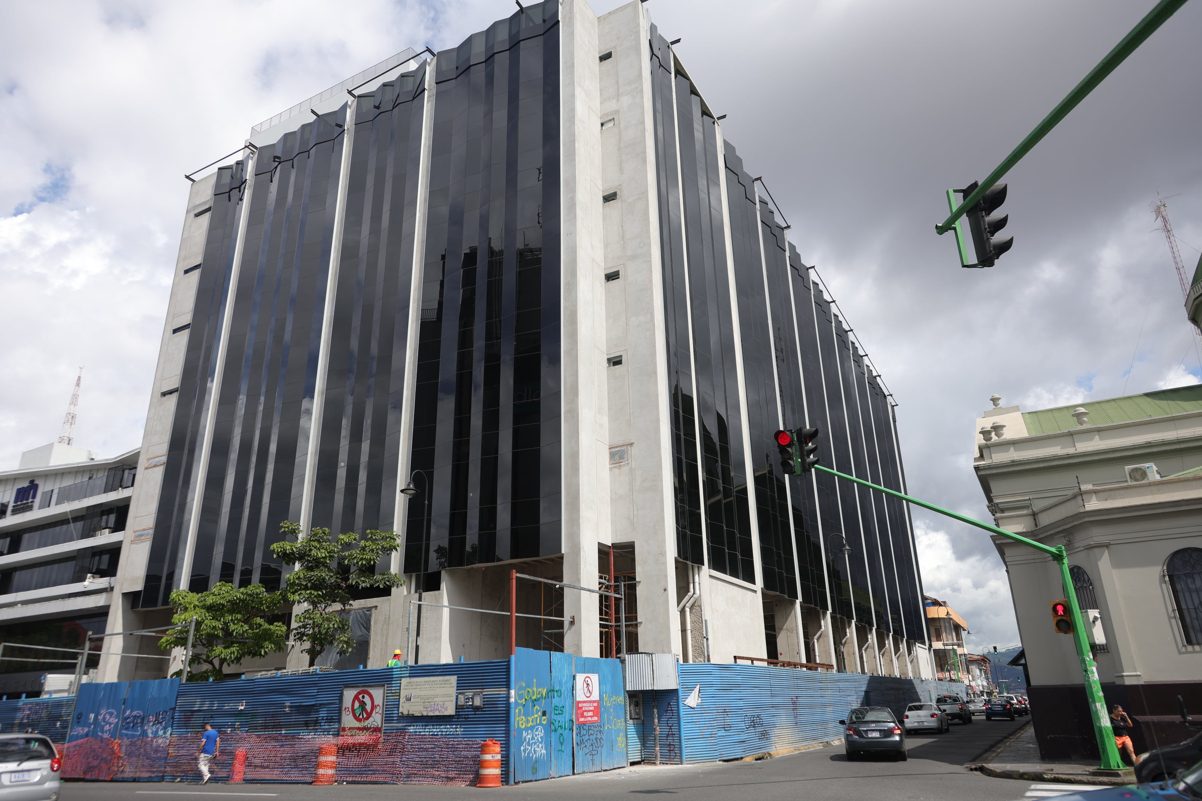 04/07/2025/ fotos del edificio en remodelación del Banco Popular en la avenida 2da / Foto John Durán