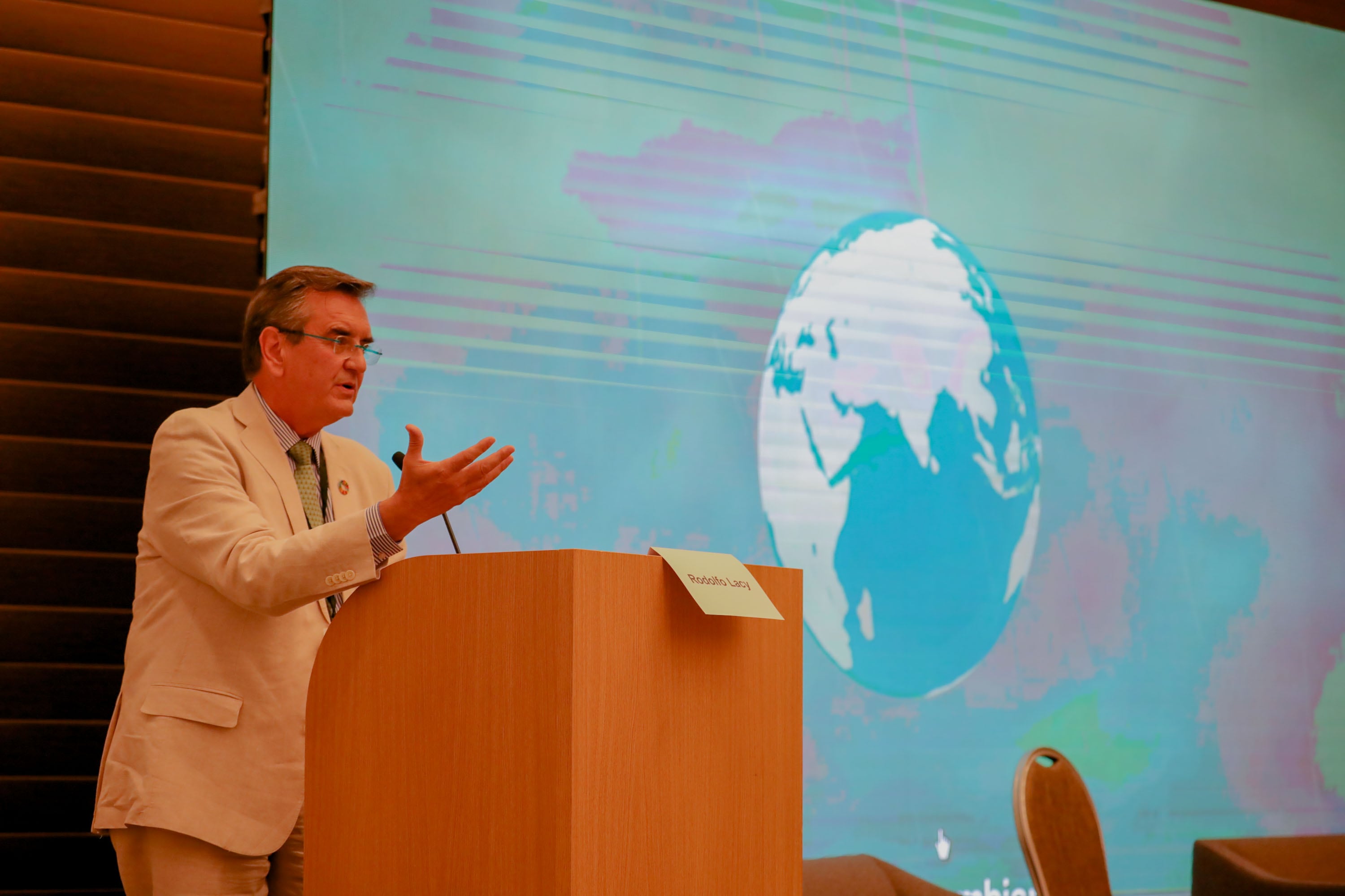 Durante la etapa de transición hacia una economía verde Costa Rica se puede convertir en un laboratorio de descarbonización donde puede explorar diferentes modelos mientras llega a la meta. Esta es la premisa de Rodolfo Lacy, director del departamento de Ambiente de la Organización para la Cooperación y el Desarrollo Económicos (OCDE).