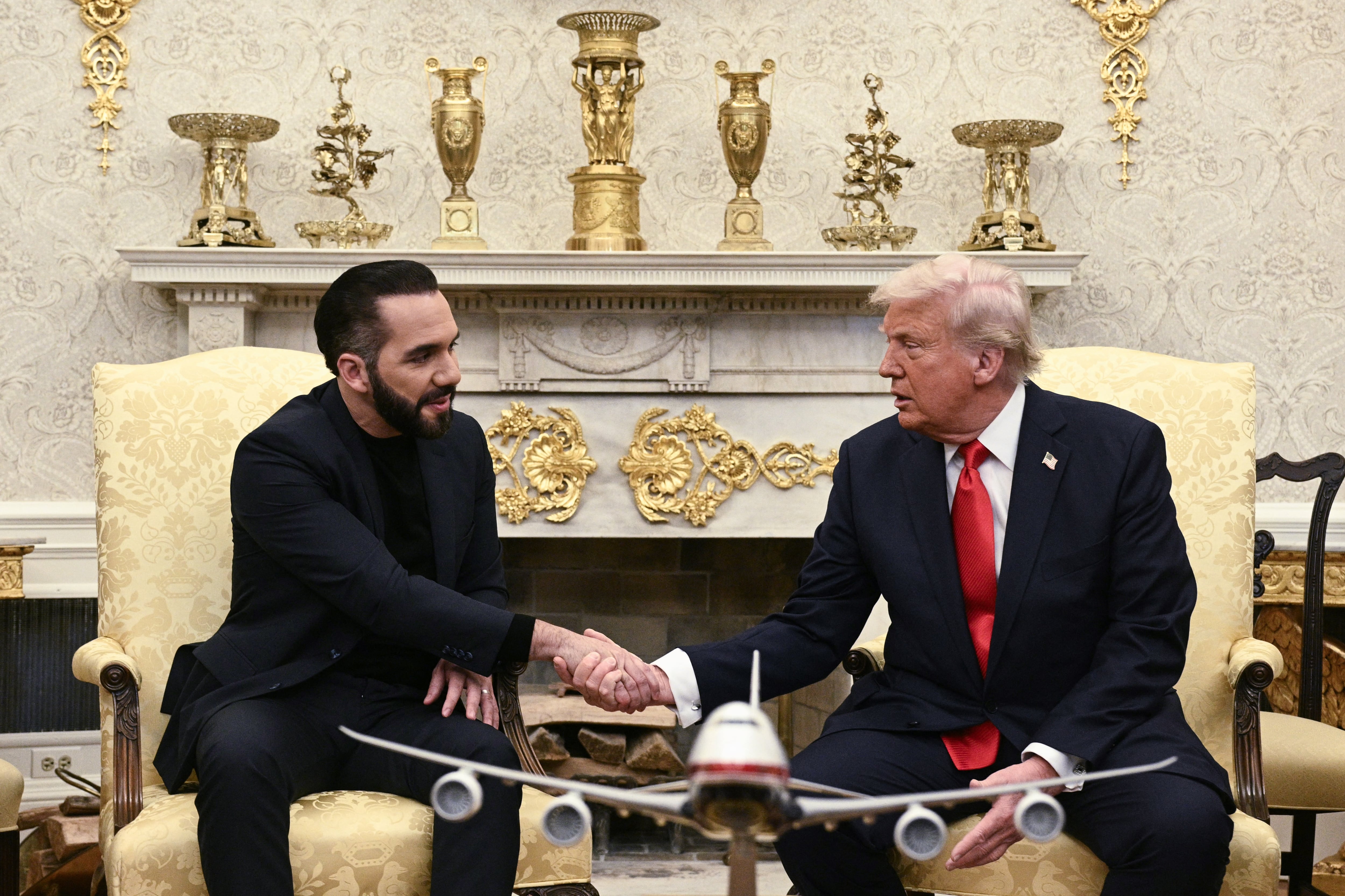 El presidente de Estados Unidos, Donald Trump, con el presidente de El Salvador, Nayib Bukele, en la Oficina Oval de la Casa Blanca en Washington D. C., el 14 de abril de 2025. Fotografía: