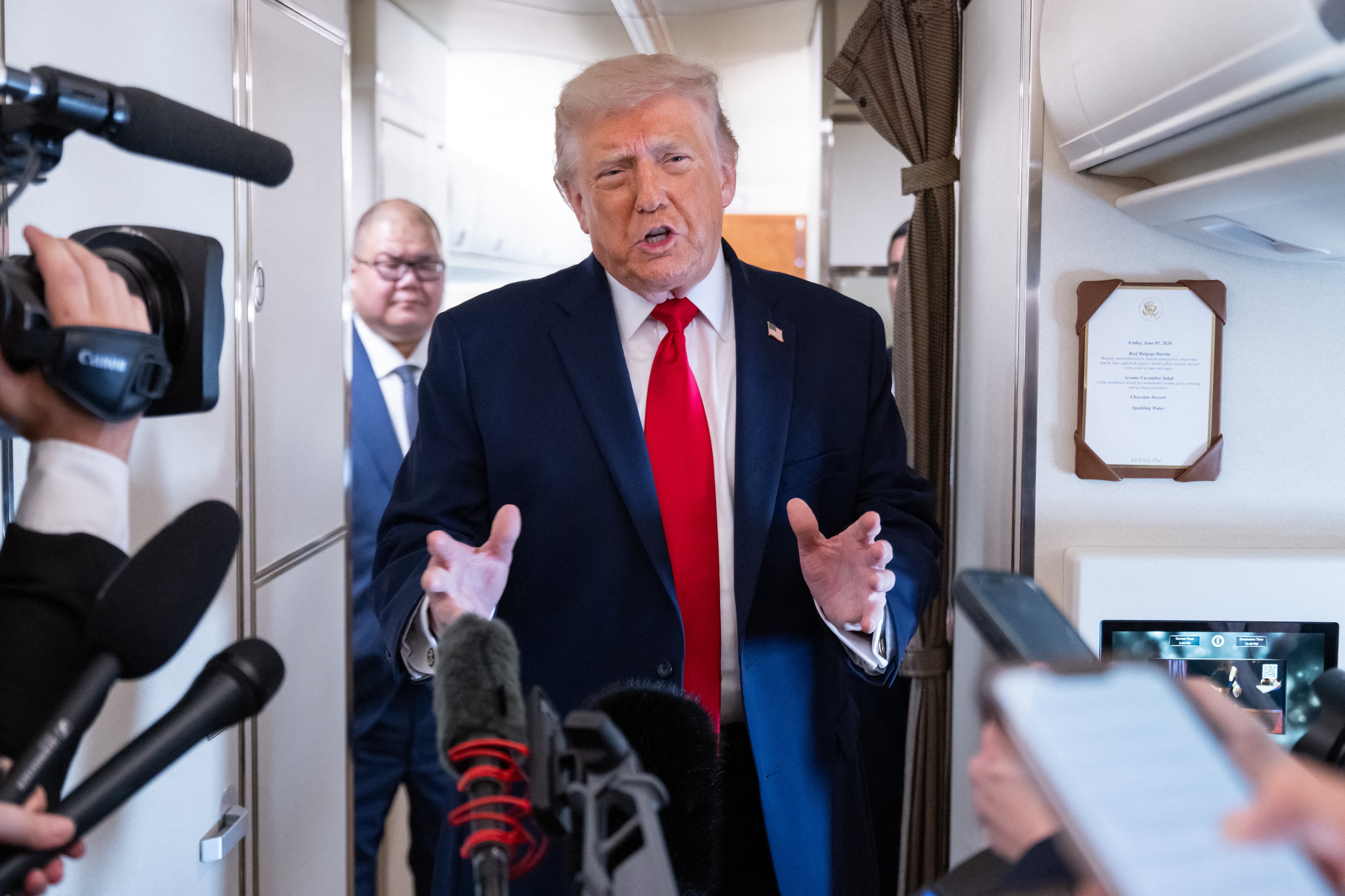 El presidente estadounidense Donald Trump habla con la prensa a bordo del Air Force One mientras vuela desde la Base Conjunta Andrews en Maryland a Eau Claire, Wisconsin, el 5 de junio de 2026. Trump participará en una mesa redonda sobre economía rural y agricultura estadounidense en Chippewa Falls.