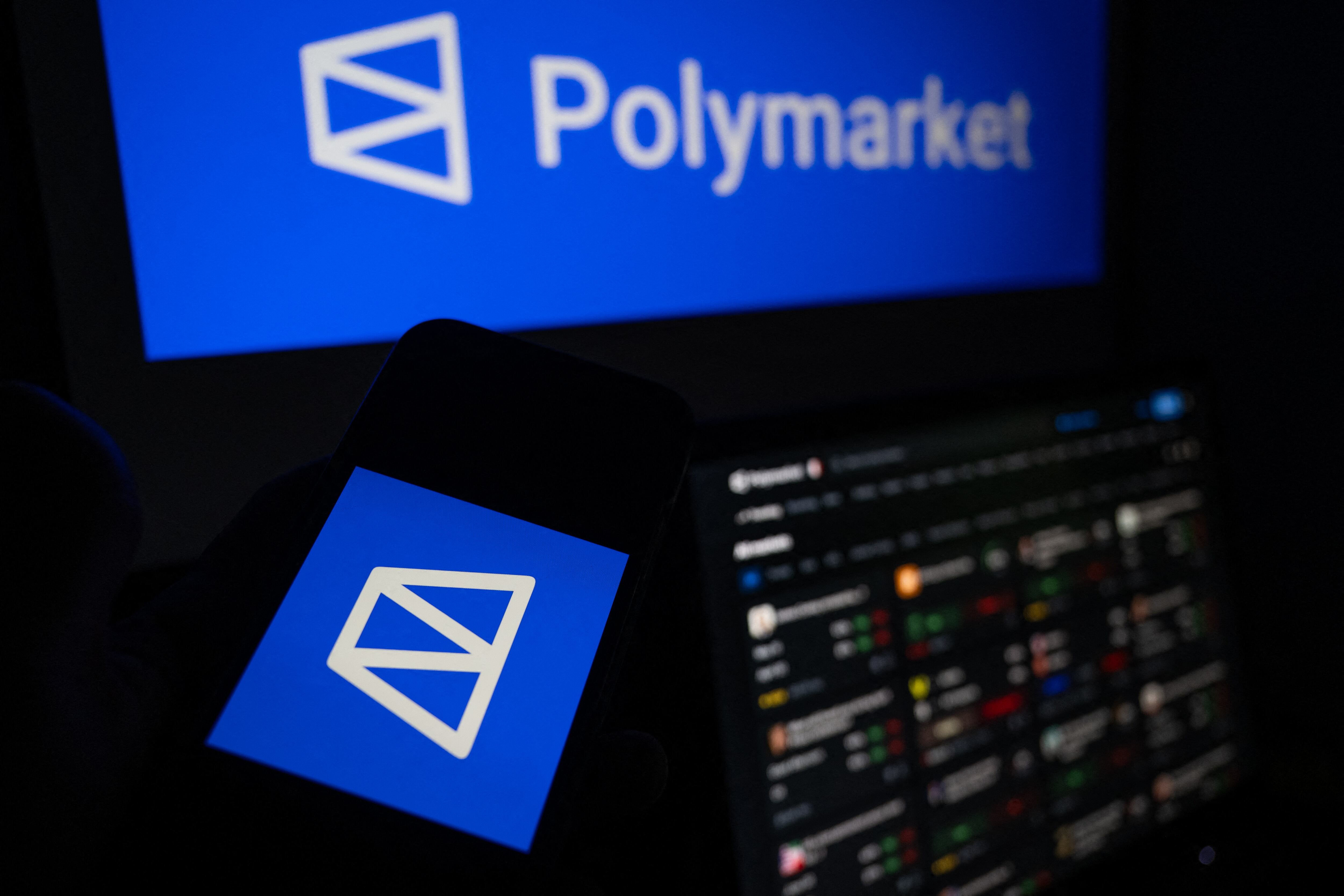 Esta fotografía muestra pantallas instaladas con el logotipo y la página de inicio de Polymarket, una plataforma estadounidense de predicción de criptomonedas, en Saint-Mandé, al este de París, el 29 de abril de 2026.