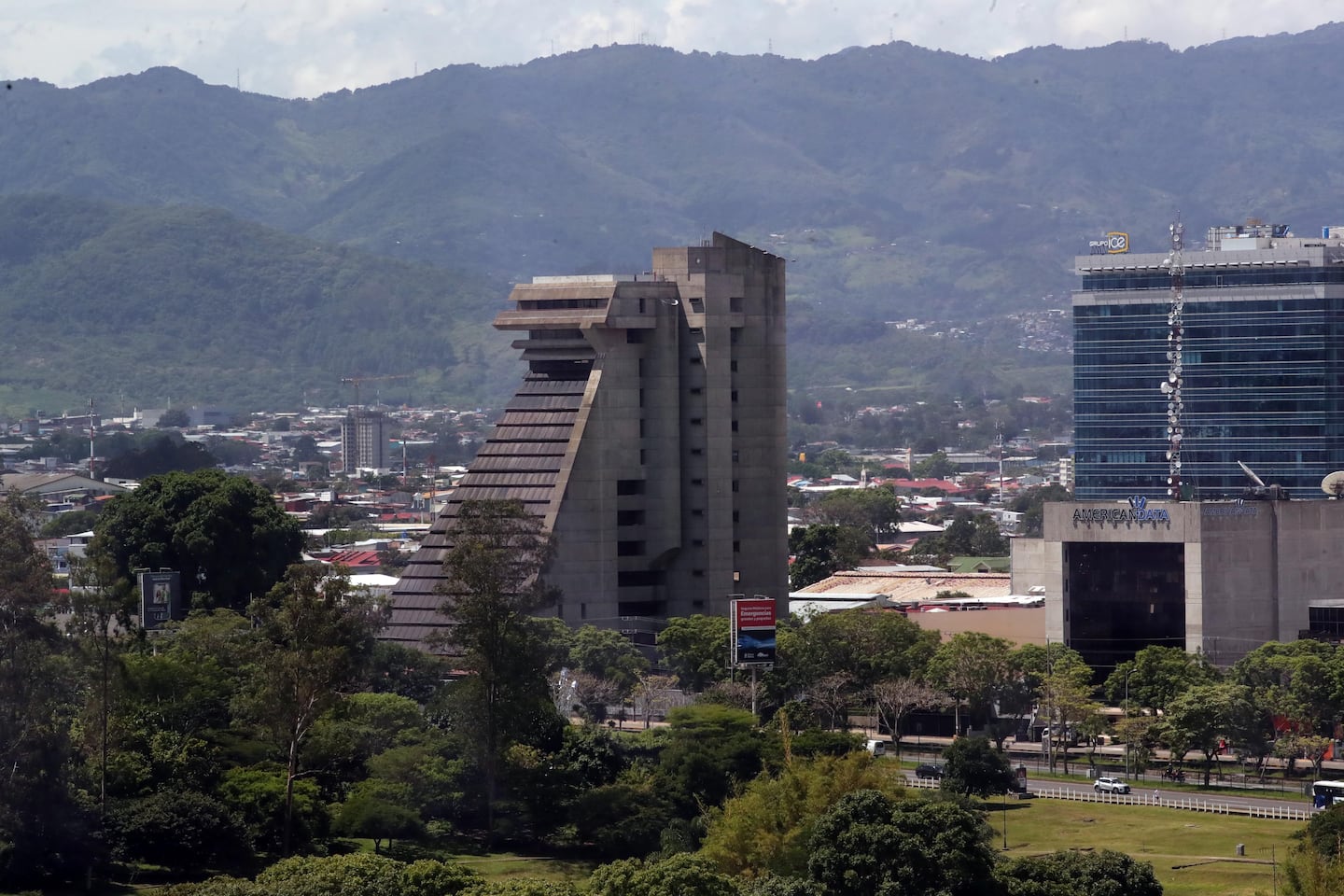 Dudas sobre ayudas sociales: beneficios estatales de Costa Rica llegan a personas con salarios millonarios, advierte la Contraloría