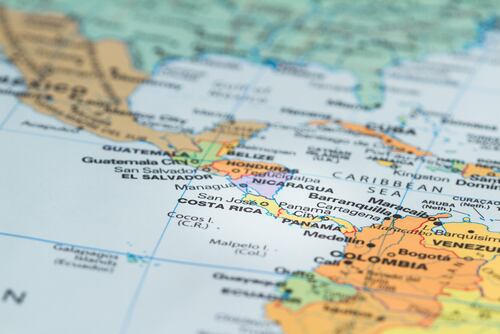 Centroamérica es una franja de tierra en medio de América del Norte y América del Sur, con salida a los océanos Pacífico y Atlántico.