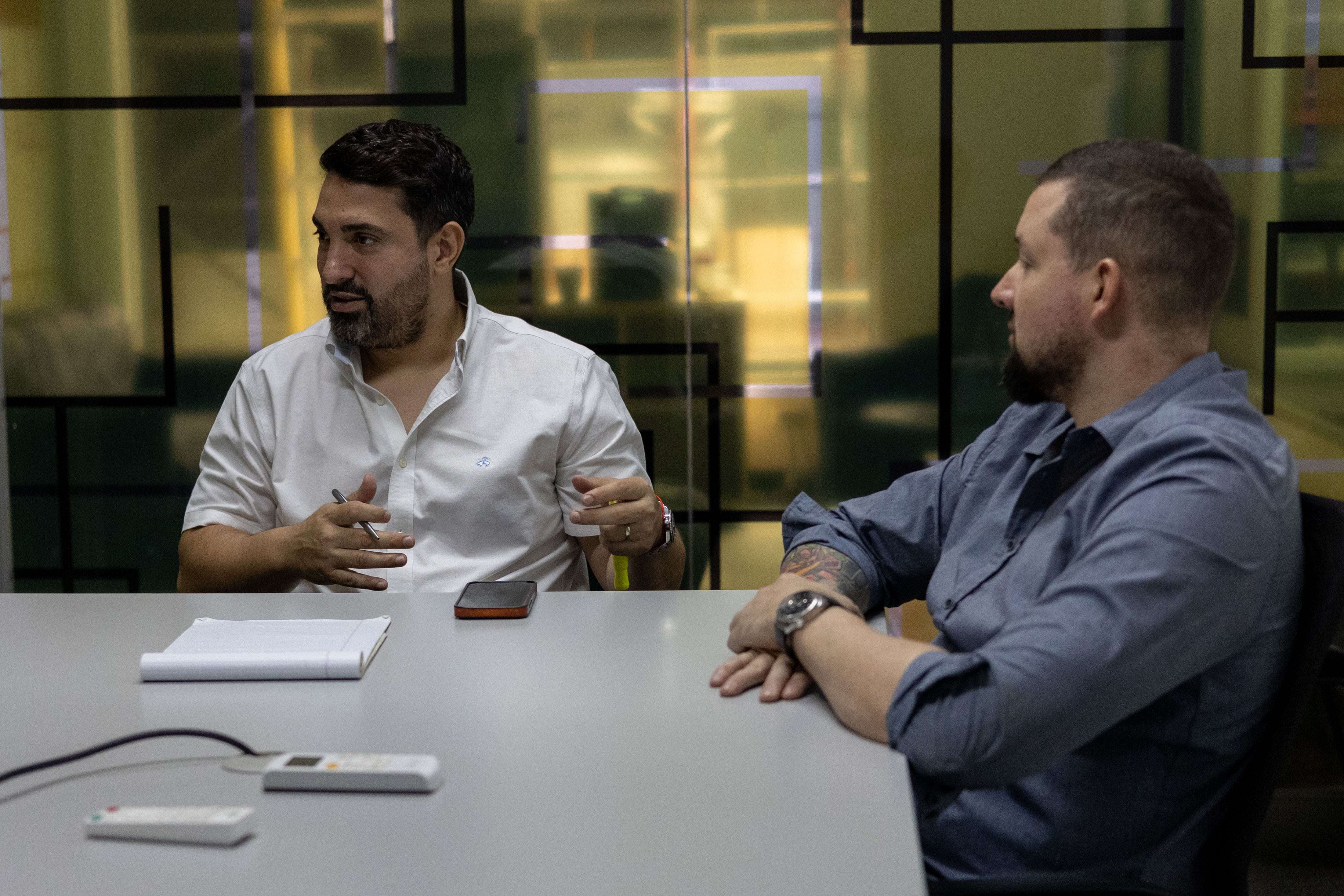 Entrevista para el financiero a la compañía LWS. Andrés Ugalde de blanco y José Peraza de Azul.