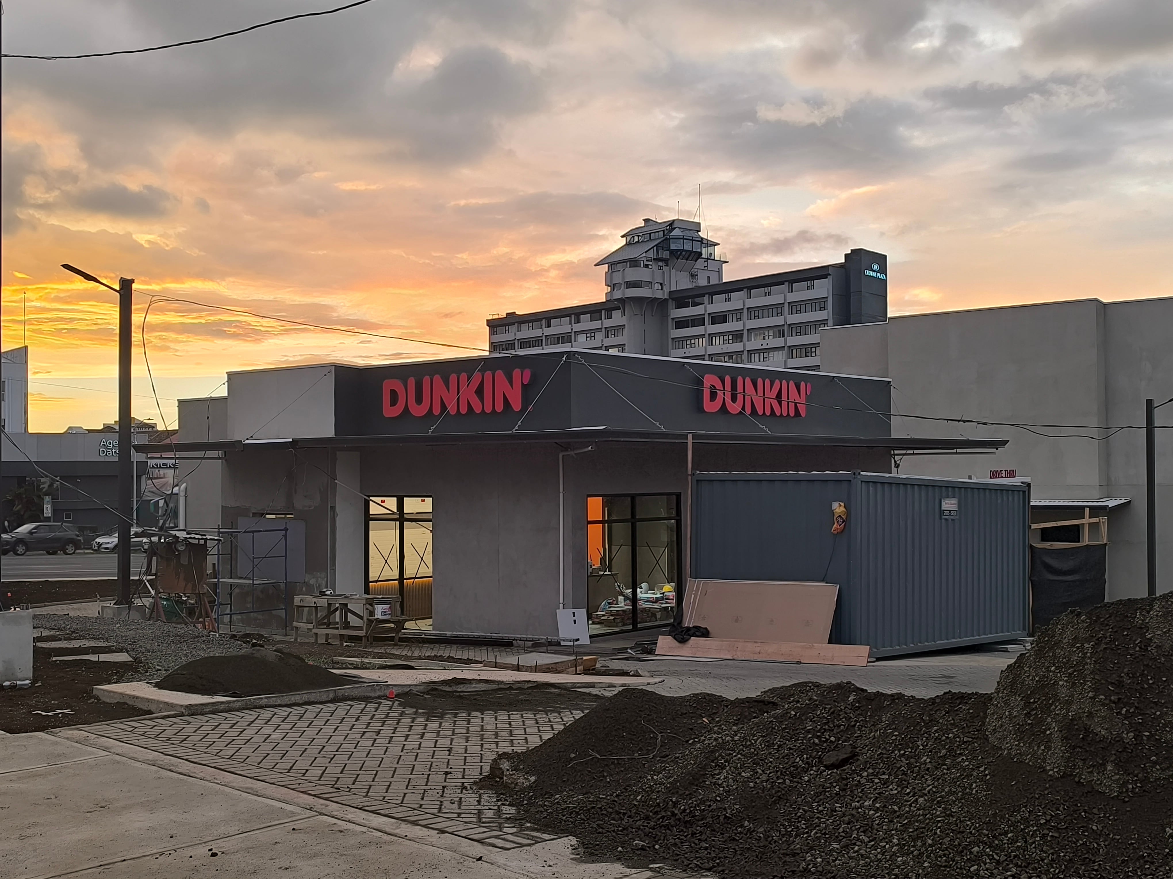 Construcción de Dunkin' Sabana.