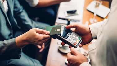 Tres gigantes bancarios dominan la oferta de tarjetas de crédito en Costa Rica: le detallamos cuáles son