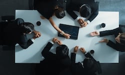 Guía de cierre fiscal: protocolos legales para el pago de dividendos y dietas