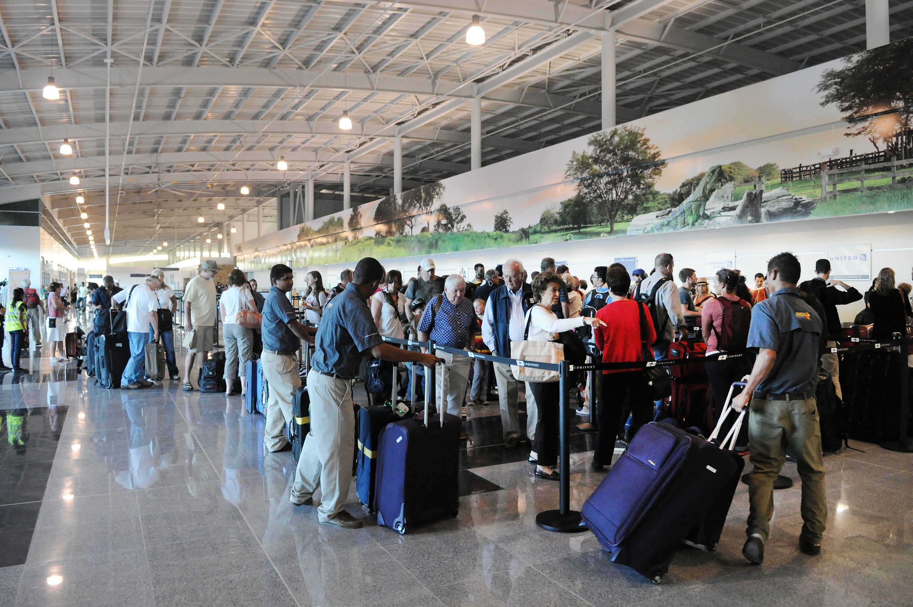 Vista interna del aeropuerto Daniel Oduber en Liberia, escenario de protestas de líneas aéreas internacionales por el desorden en la reparación de la pista.