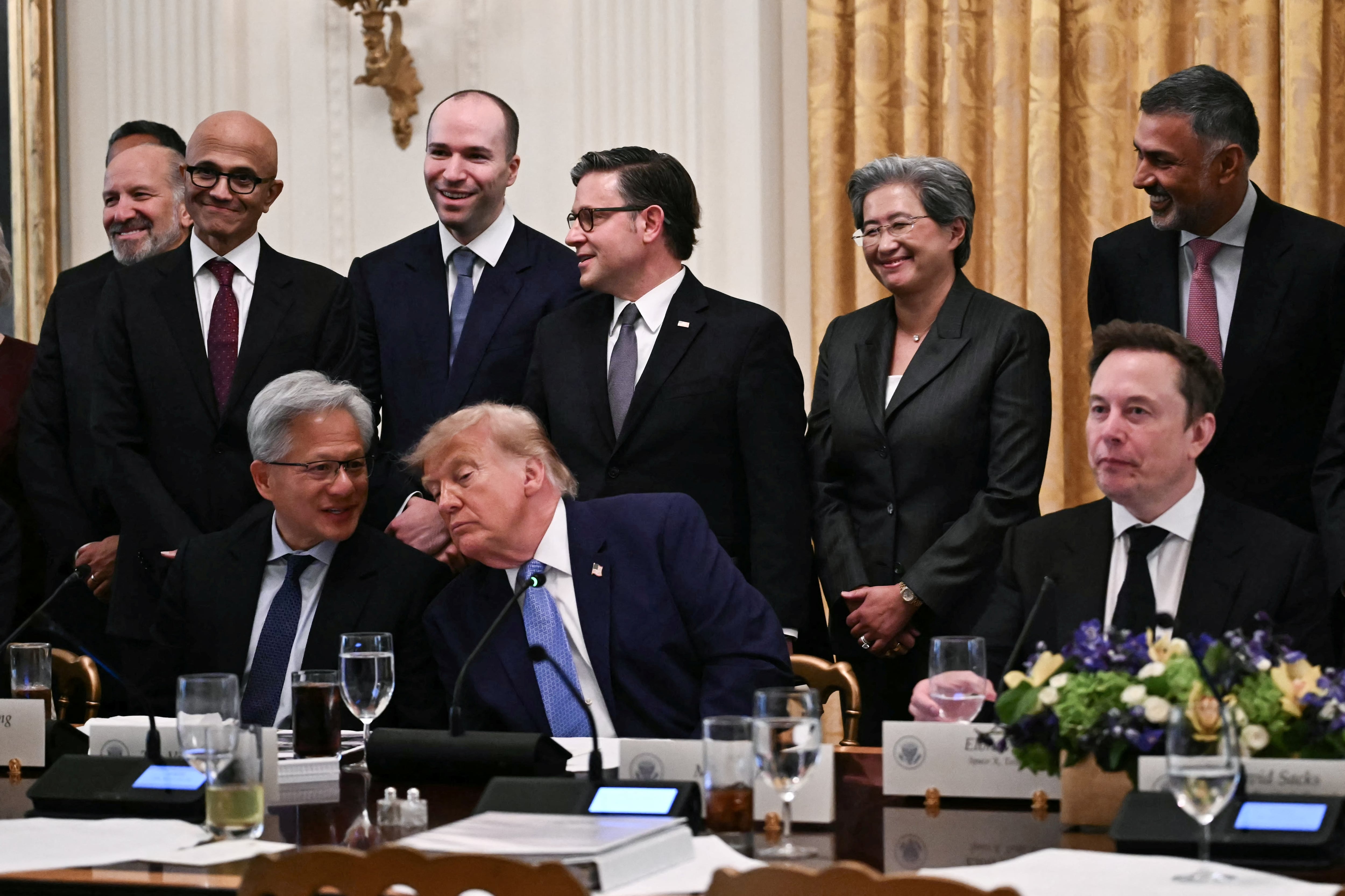 El presidente de Estados Unidos, Donald Trump, conversa con el director ejecutivo de Nvidia, Jensen Huang, durante una reunión con ejecutivos del sector tecnológico sobre inteligencia artificial en el Salón Este de la Casa Blanca, en Washington D. C., el 29 de septiembre de 2026.
El encuentro se produce poco después de que el gigante tecnológico OpenAI cancelara el lanzamiento de su modelo más reciente debido a preocupaciones de seguridad y tras una serie de revelaciones de que la tecnología se había vuelto incontrolable.