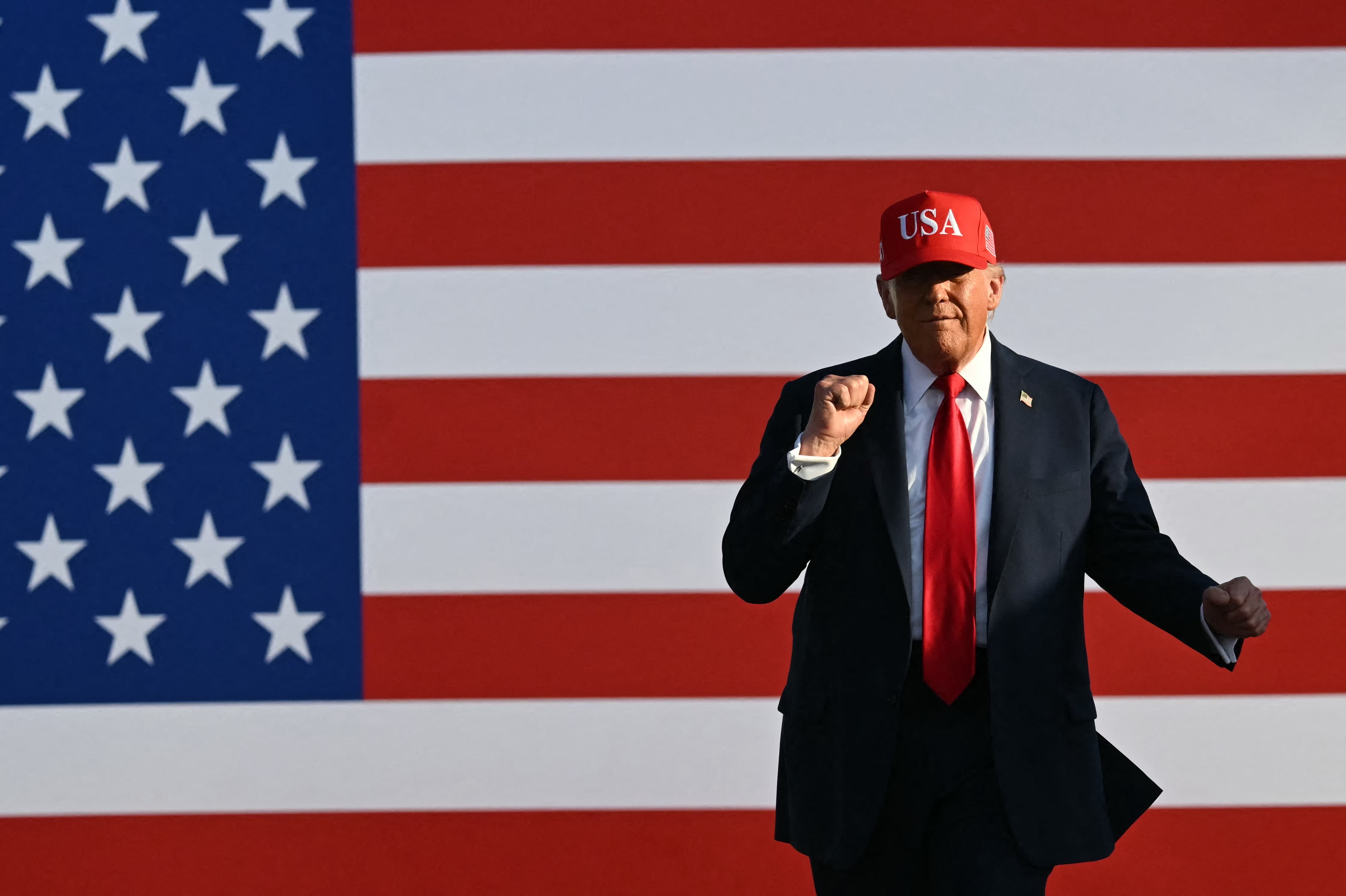 5.000 / 5.000
El presidente de los Estados Unidos, Donald Trump, hace un gesto al subir al escenario para pronunciar un discurso en la Celebración del Saludo a América en el Recinto Ferial Estatal de Iowa, Des Moines, el 3 de julio de 2025. (Foto de ANDREW CABALLERO-REYNOLDS / AFP)