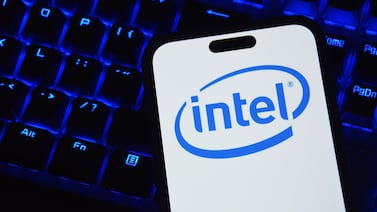 Intel registra primer trimestre rentable en 18 meses: Inversiones del gobierno de Estados Unidos y de Nvidia impulsan dramática recuperación