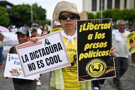 Salvadoreños denuncian pérdida de derechos bajo el gobierno de Bukele