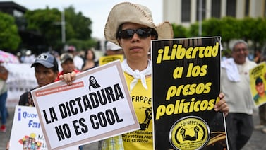 Salvadoreños denuncian pérdida de derechos bajo el gobierno de Bukele