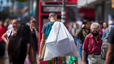 Consumidores pesimistas crecen en el país. ¿Qué características tienen? Explicamos su perfil en 5 gráficos